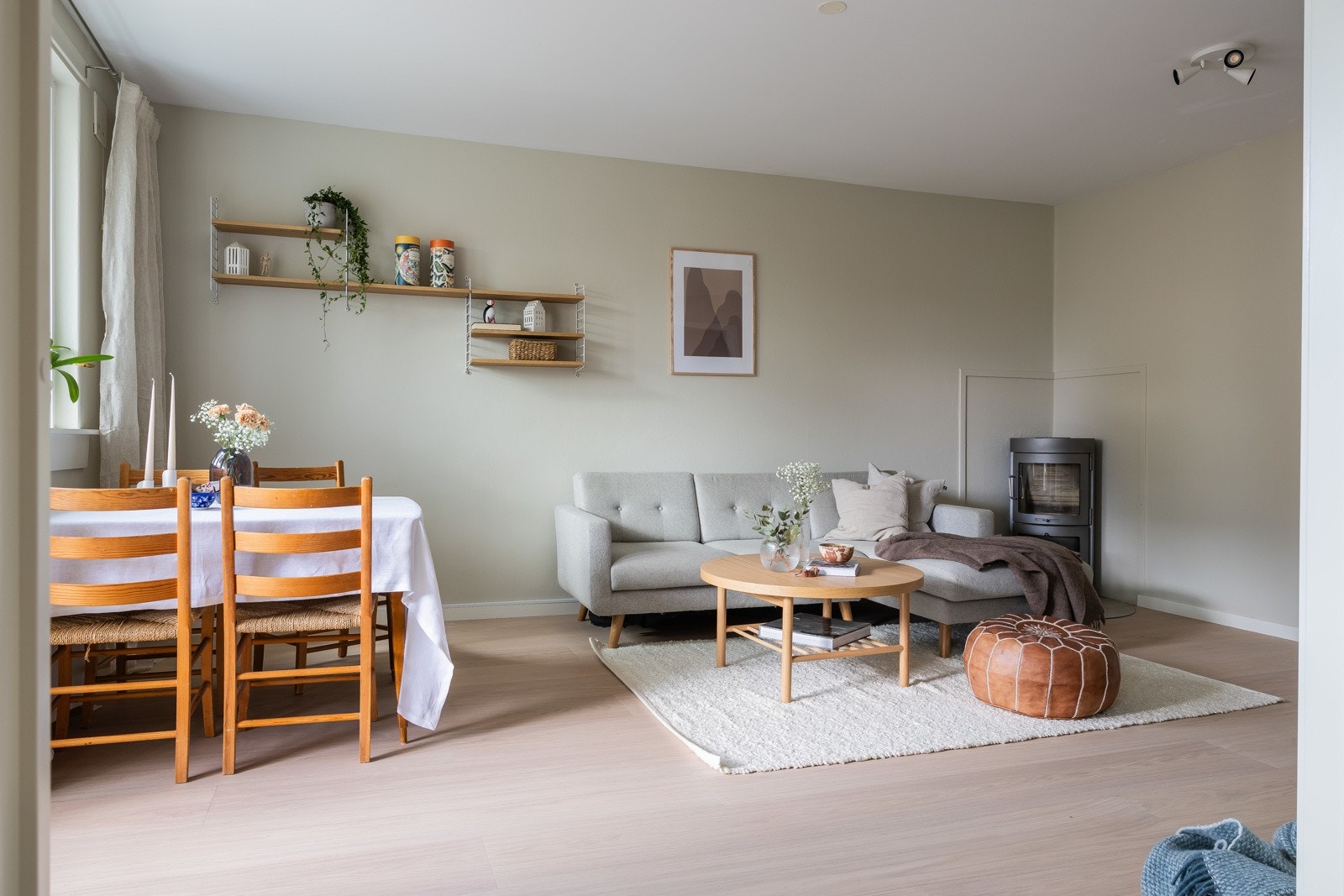 I boligen er det herdet tre av eik på samtlige gulv og malte vegger. Galleribilde
