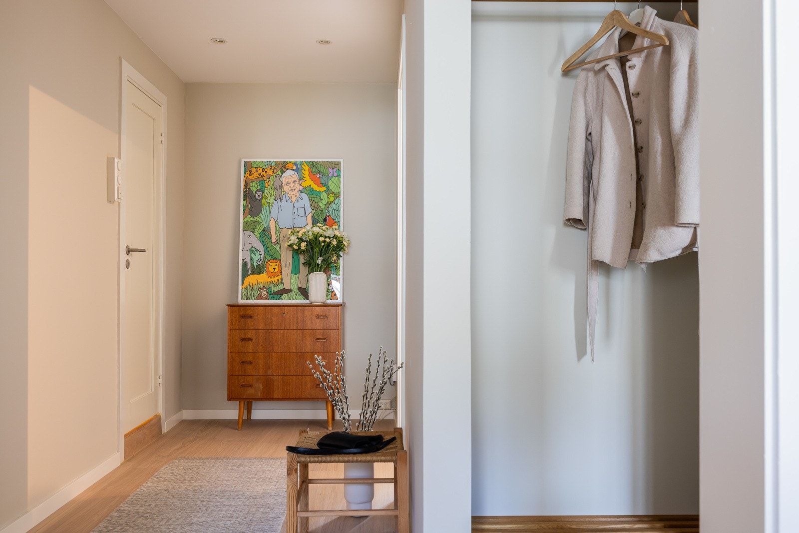 Sykkelparkering i kjeller og fellesvaskeri i blokken. Galleribilde