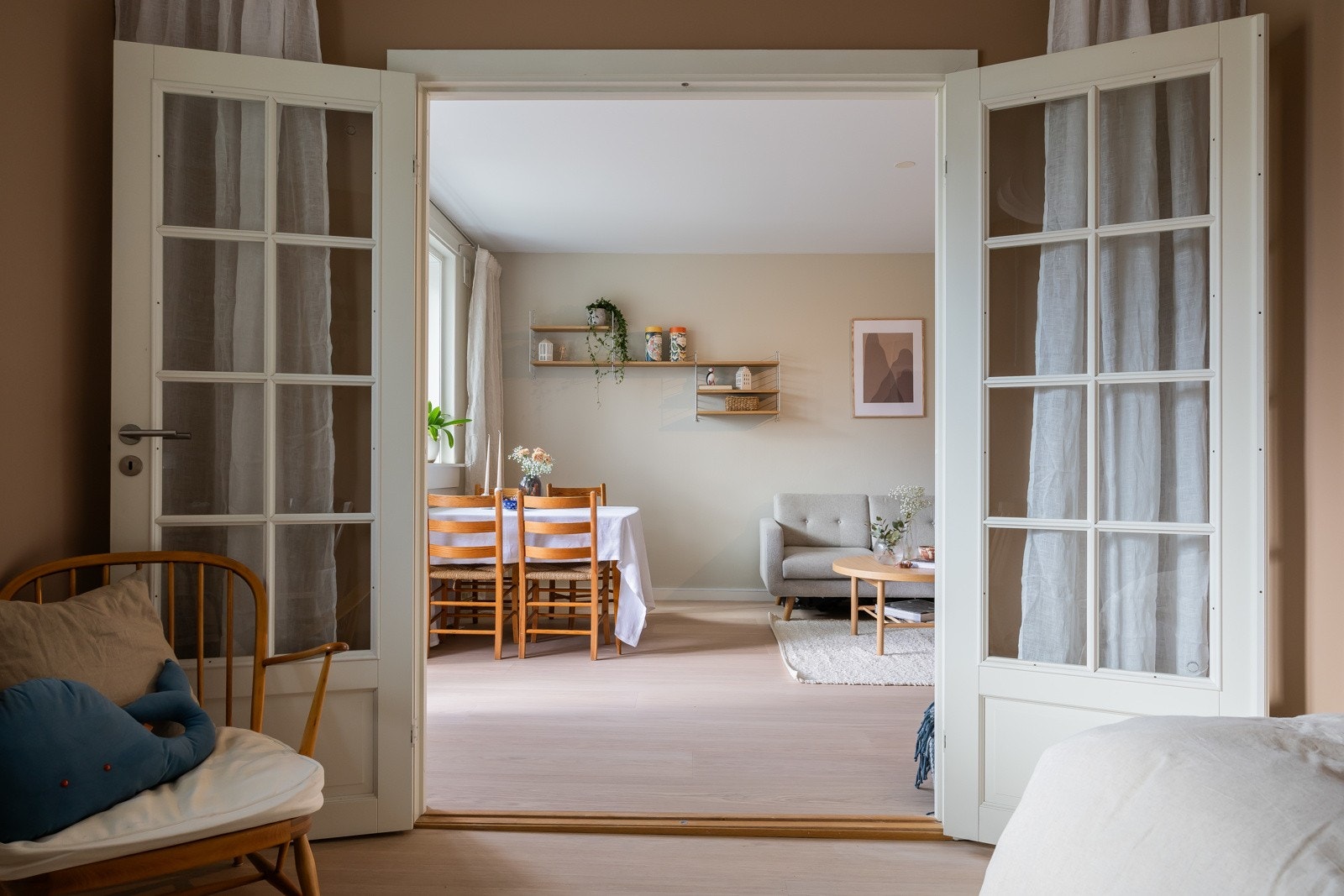 Store dører med glassfelt gir fleksibilitet og gode lysforhold. Galleribilde