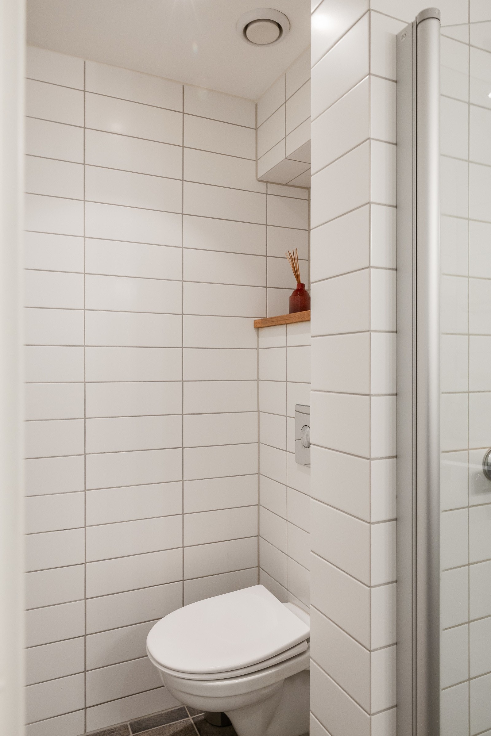 Badene i brl. ble opprinnelig rehabilitert mellom 1996 og 1999. Tidligere eier har i ettertid oppgradert badet og slått sammen separat wc og bad. Galleribilde