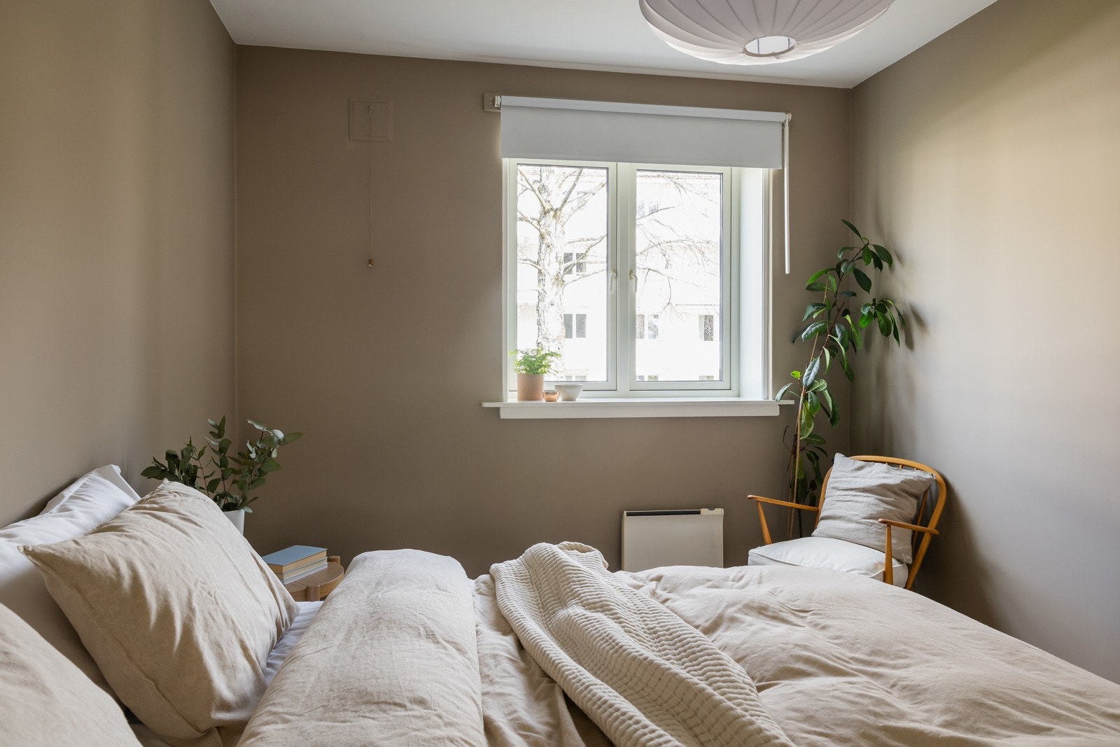 Vinduspost på hovedsoverommet vender mot pent opparbeidet bilfritt fellesareal. Galleribilde