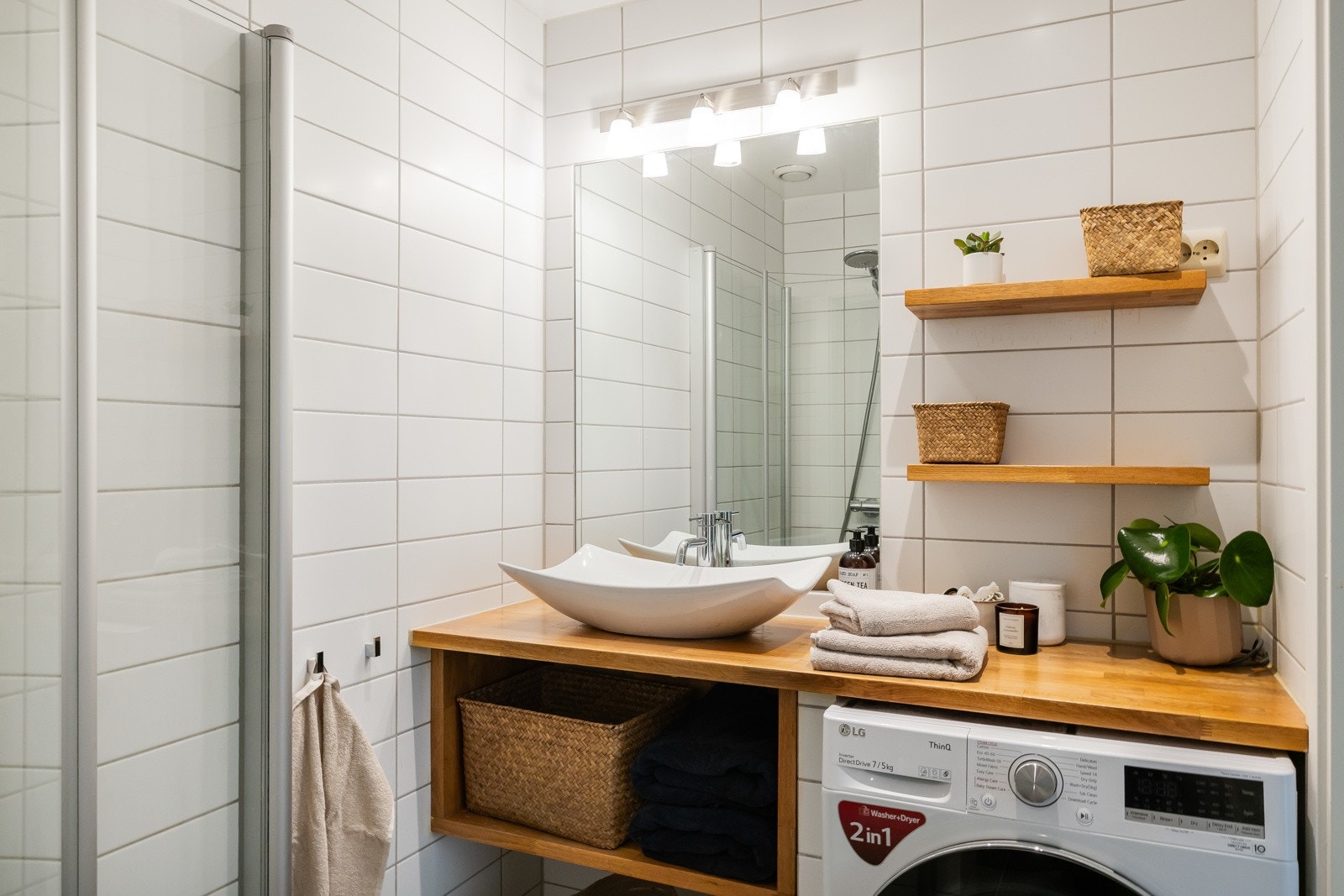 Badet er innredet med dusj, vegghengt klosett, servant på benkeplate og opplegg for vaskemaskin. Det er elektrisk gulvvarme i gulv. Galleribilde
