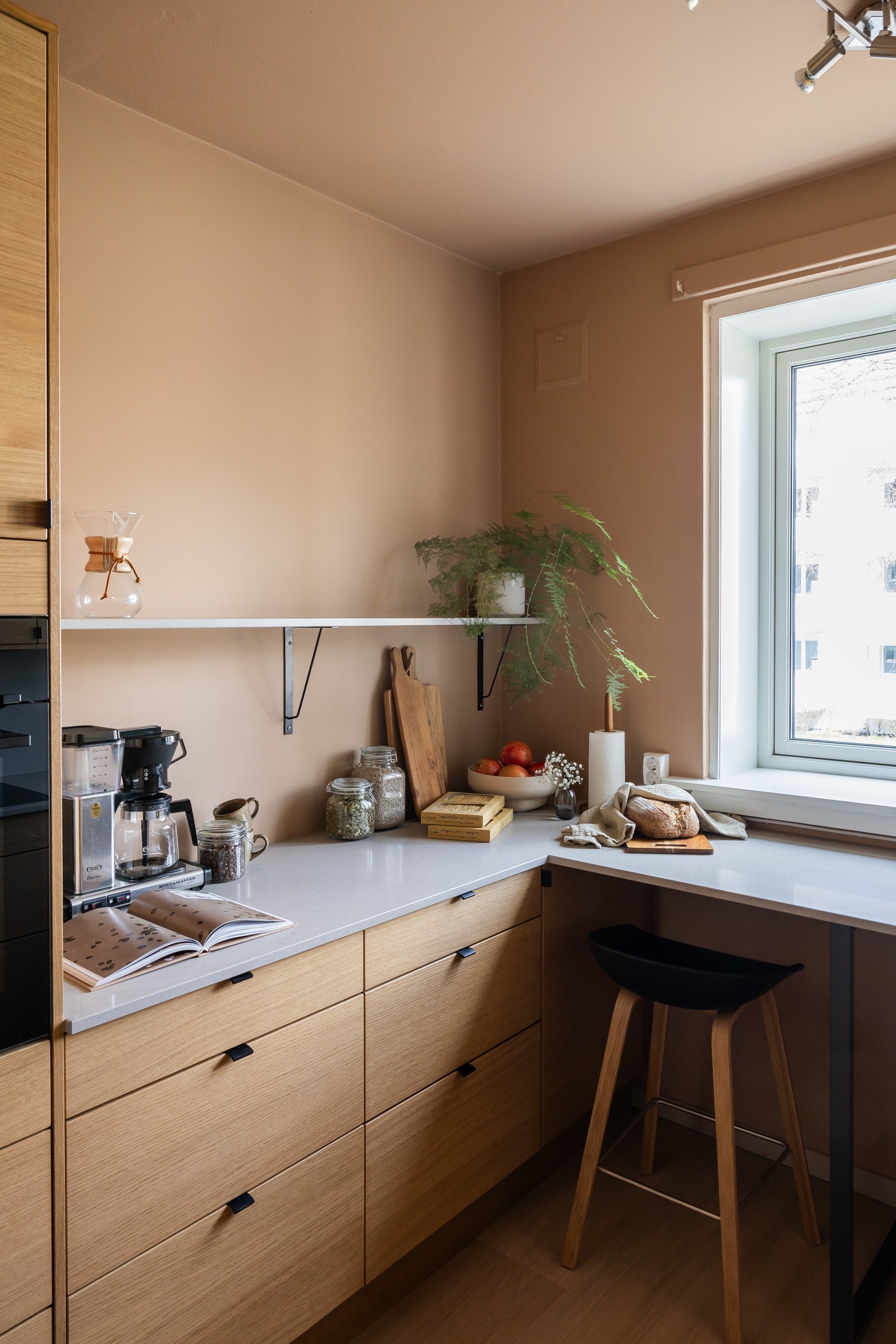 Integrerte hvitevarer fra AEG, som oppvaskmaskin, stekeovn med nedfelt koketopp, og kjøl/frys-kombinasjon. Komfyrvakt og vann-stopper. Galleribilde