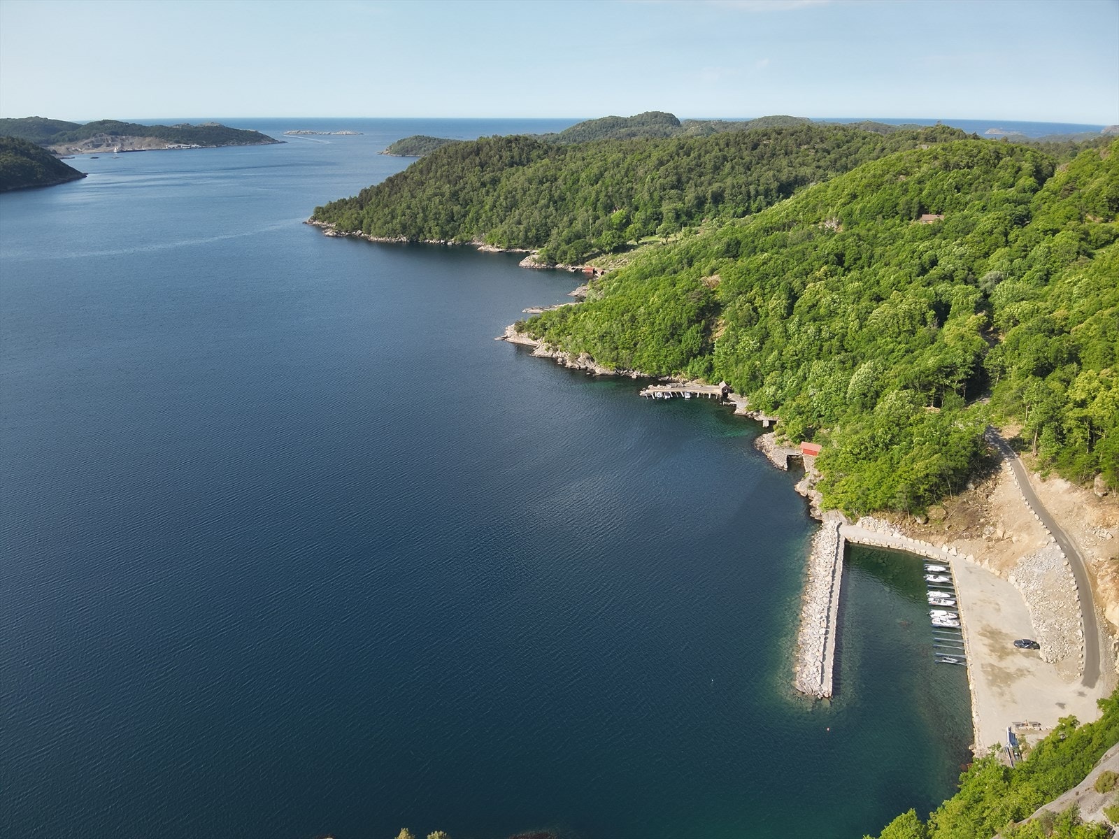 Båthavna like ved. Galleribilde