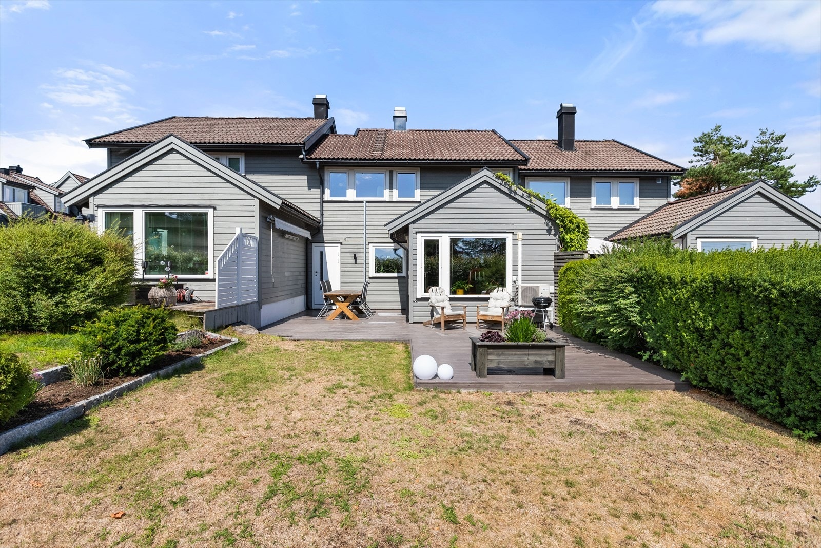 Skjermet hage med god plass til ballspill og lek Galleribilde