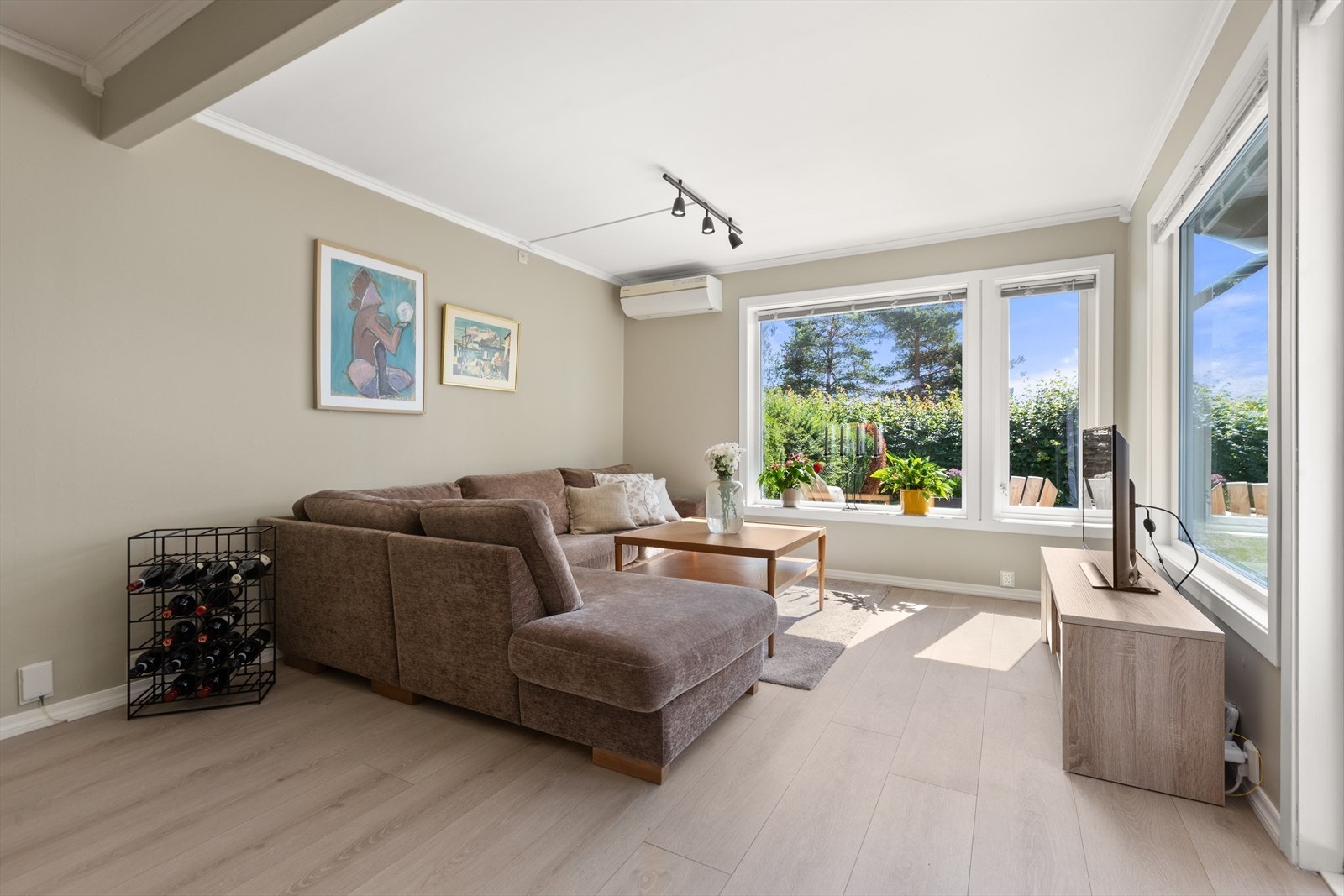 Velkommen inn. Boligen har en lys, tiltalende stue med utgang til ca 38 kvm terrasse, samt hage Galleribilde