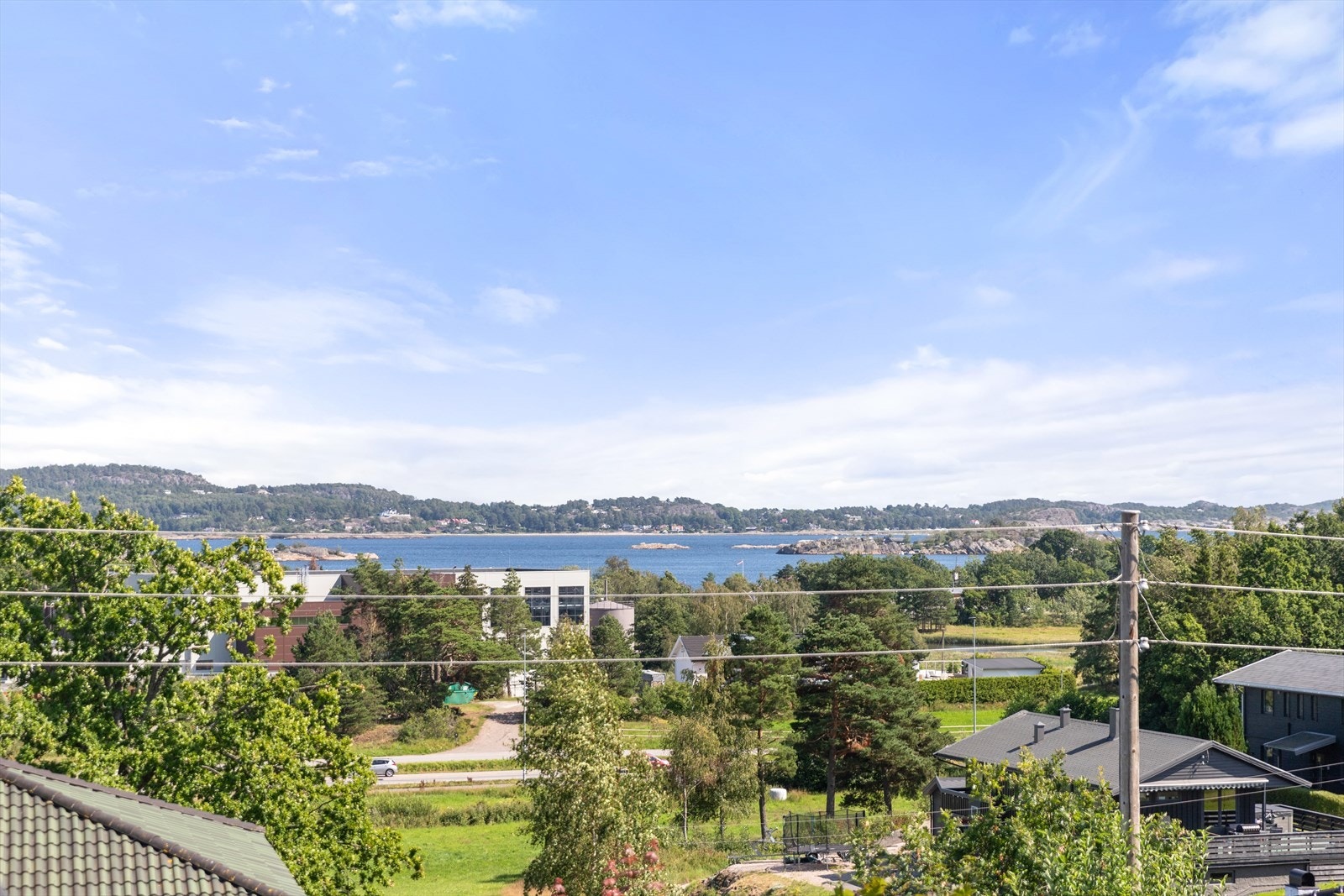 Fra eiendommen har man flott utsyn over nærområdet og mot sjøen Galleribilde