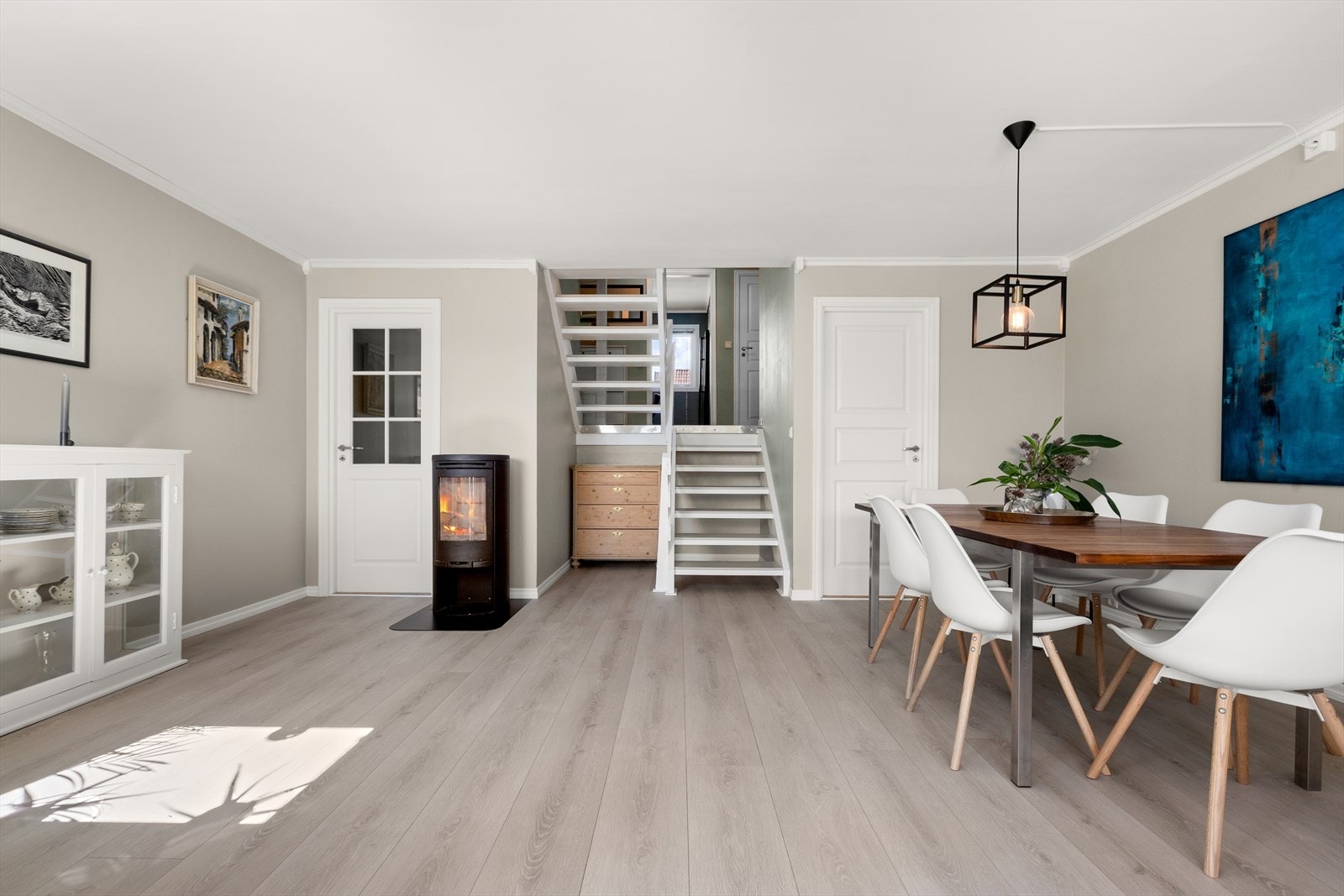 Stuen lar seg enkelt innrede med både sofa- og mediemøblement, samt spisestue Galleribilde