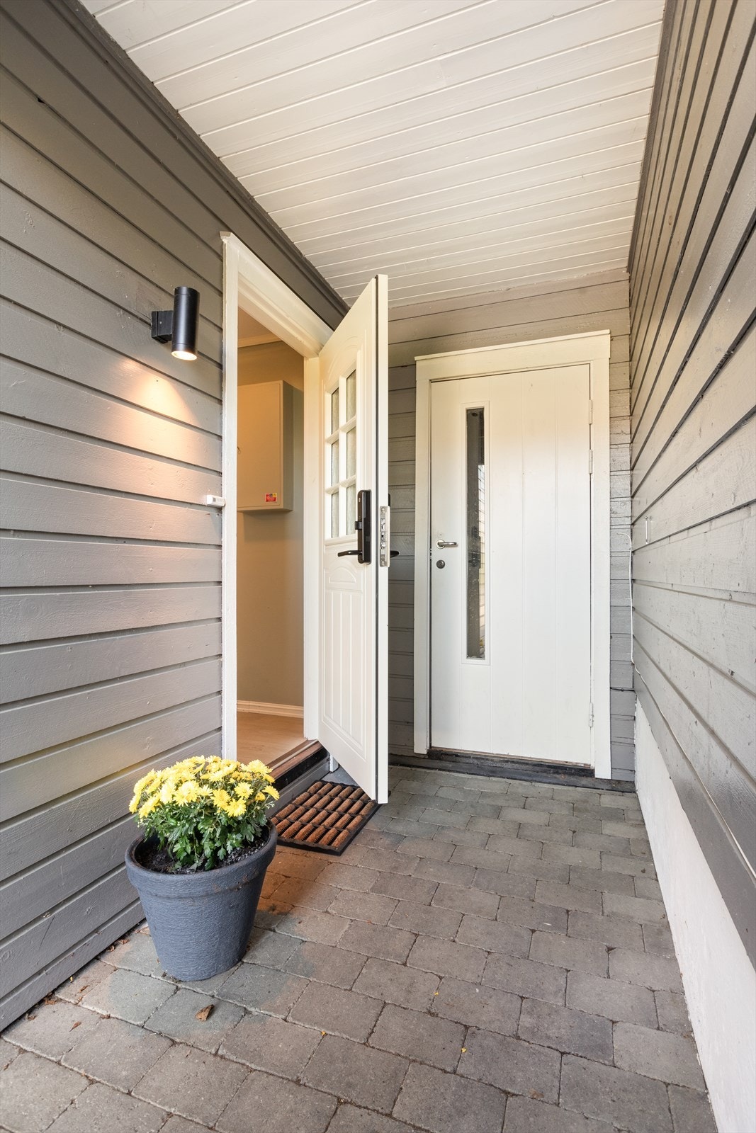 Entré og adkomst til gjennomgående bod mot hage Galleribilde