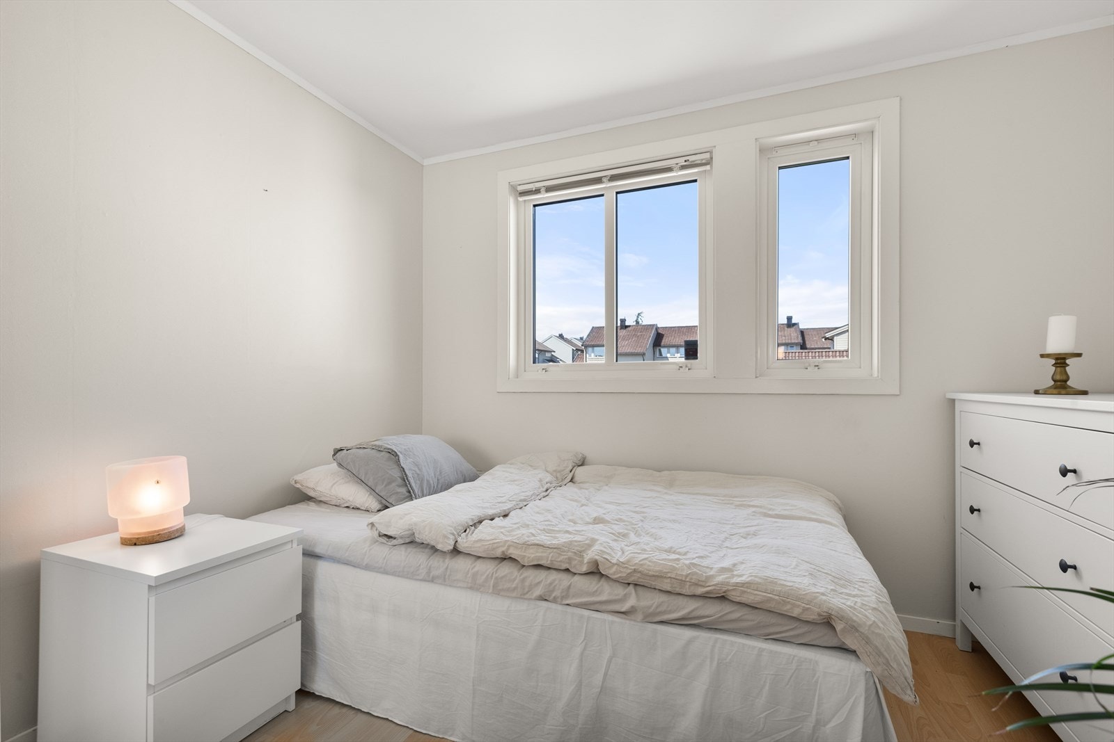 Soverom 2 - god plass til dobbeltseng samt garderobeløsning Galleribilde