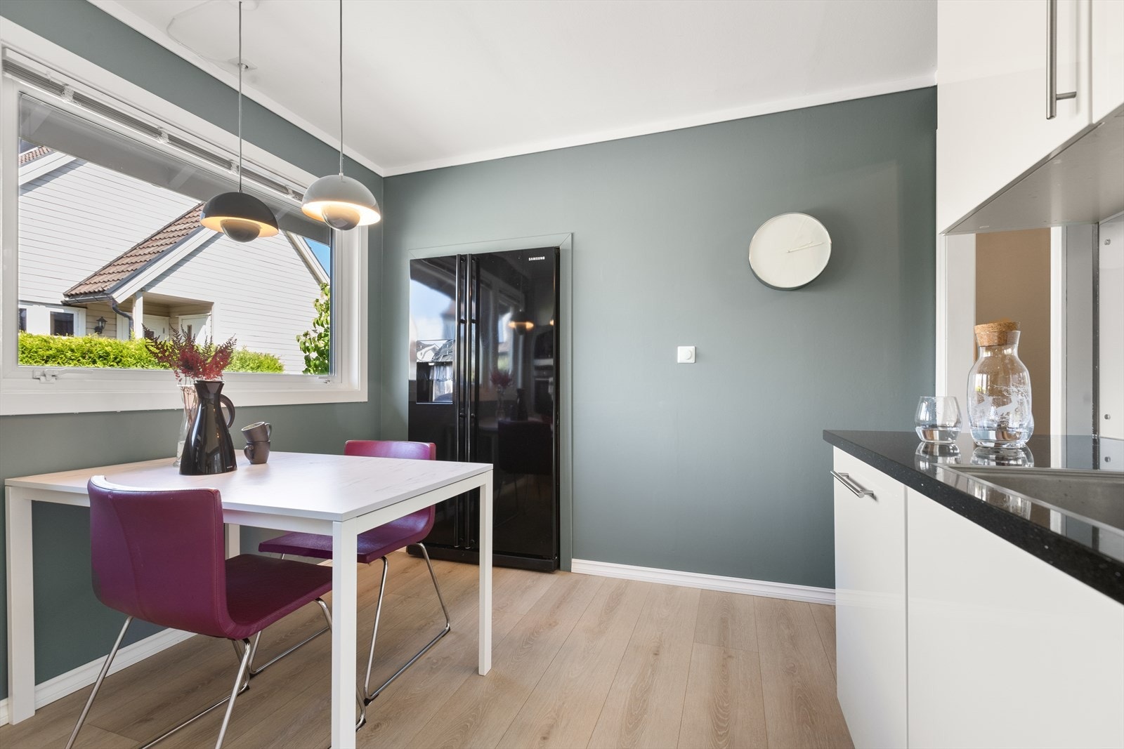 Integrerte hvitevarer som komfyr, platetopp, micro og oppvaskmaskin, samt nisje for side-by-side. Hvitevarene medfølger. Galleribilde