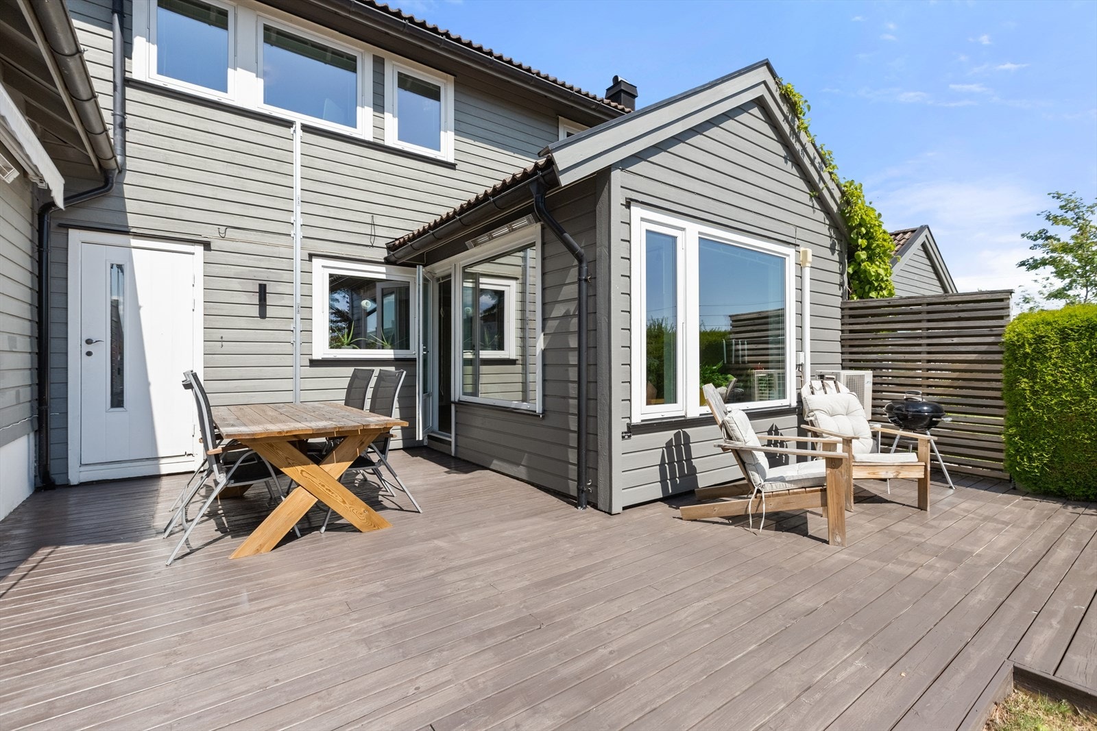 Romslig, solrik terrasse Galleribilde