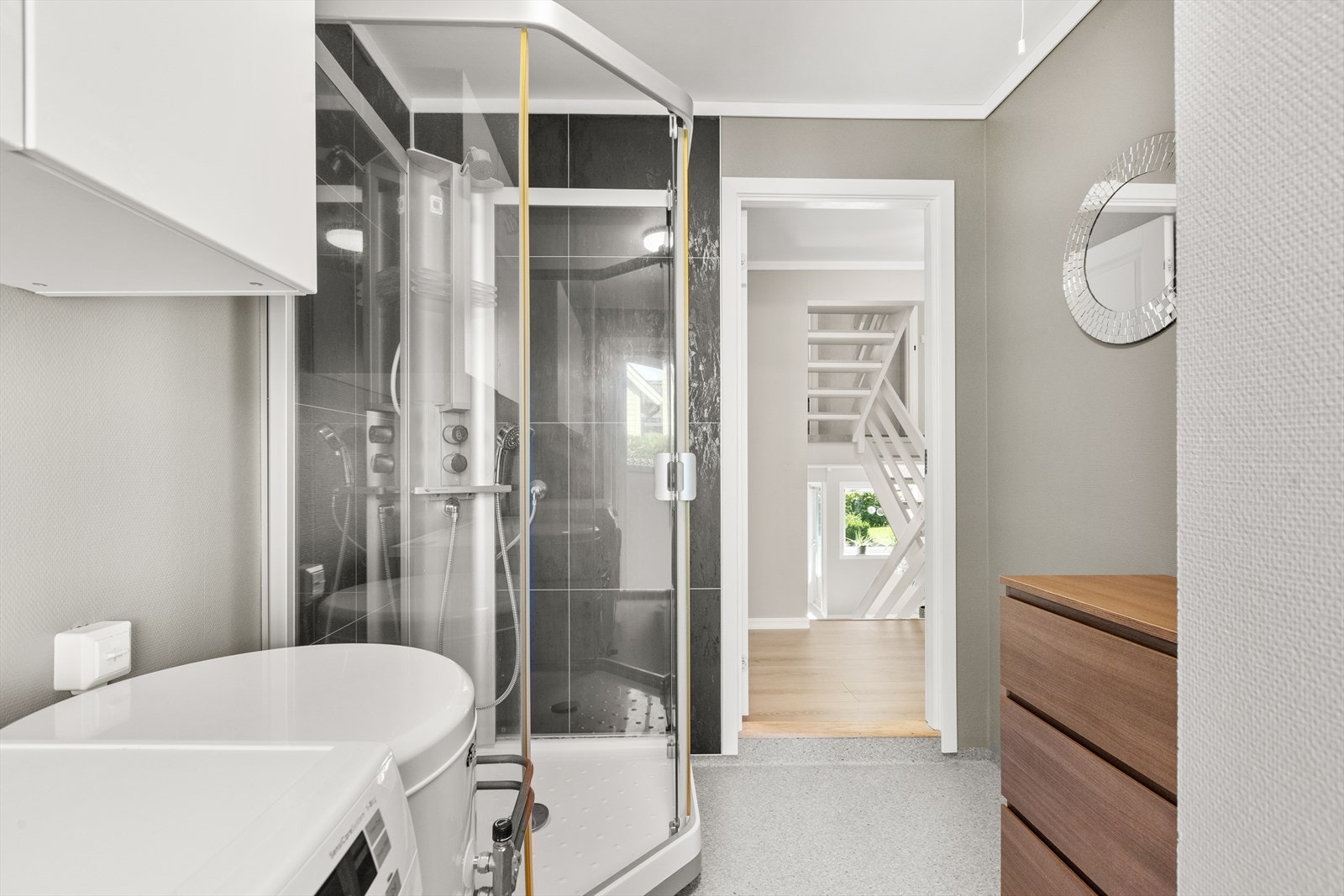 Separat dusjbad og vaskerom... Galleribilde