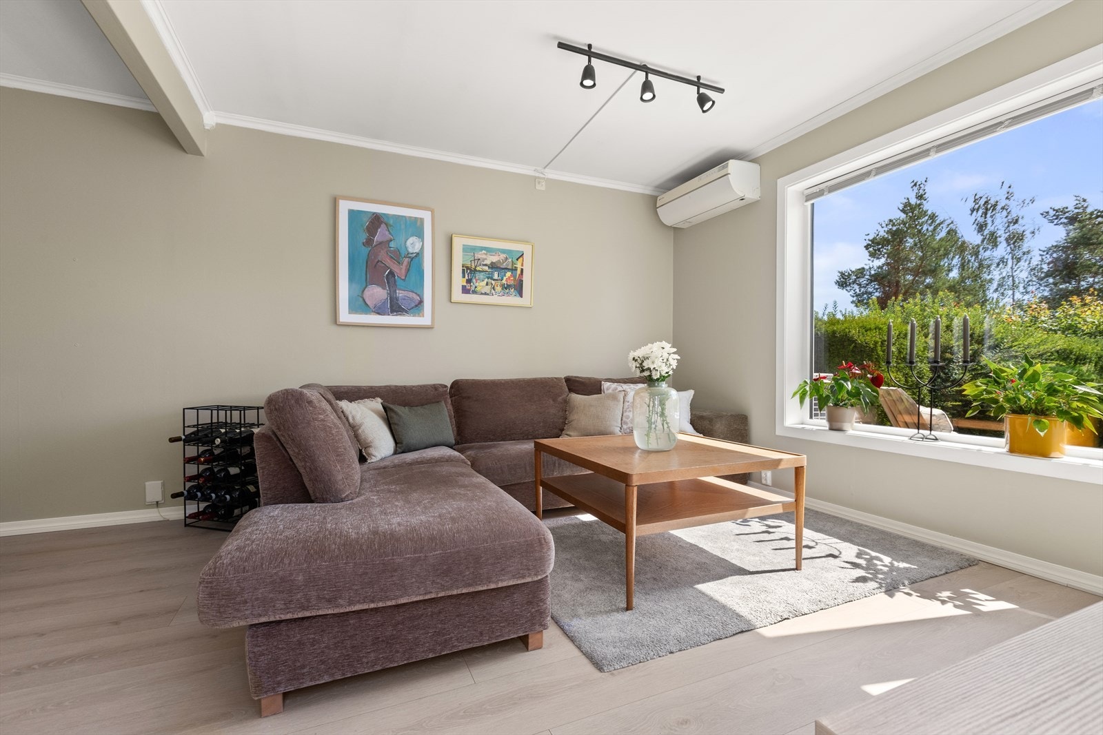 Store vindusflater slipper inn rikelig med naturlig lys til rommet Galleribilde