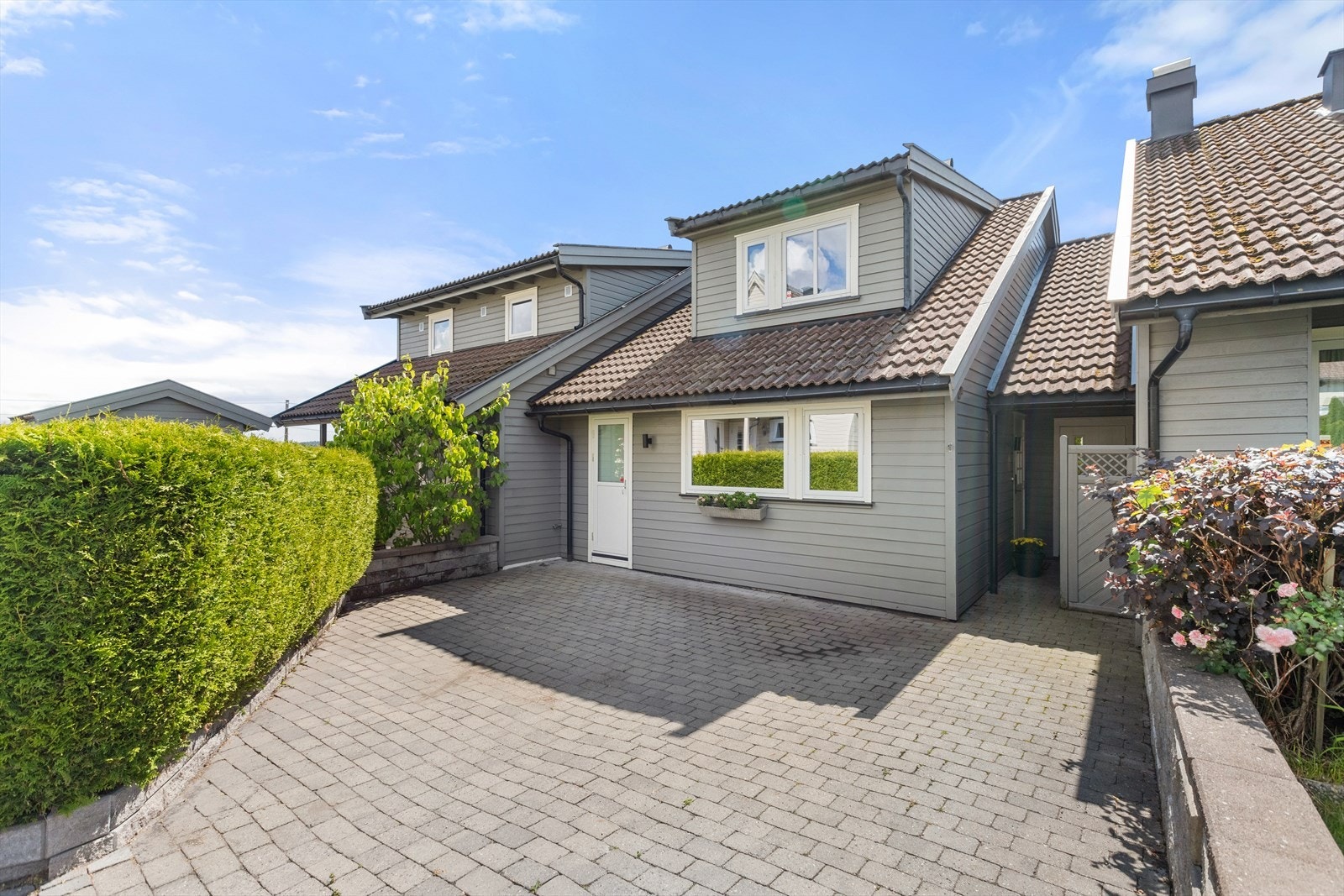 Fasade og romslig gårdsplass Galleribilde