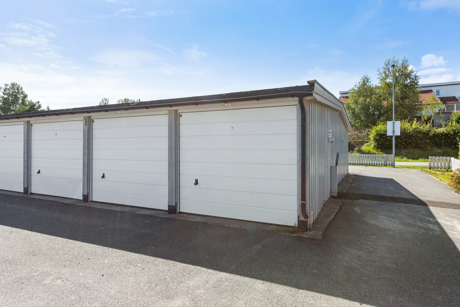 Det medølger garasjeplass i rekke. Plassen er ca 14 kvm stor Galleribilde