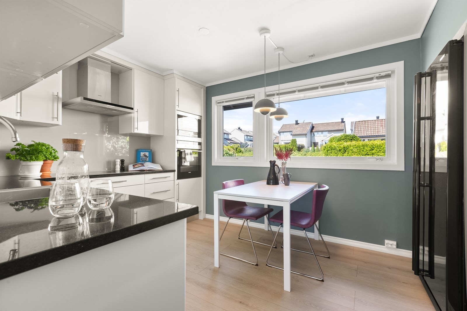 Rommet er stort og luftig og det er varme i gulv Galleribilde