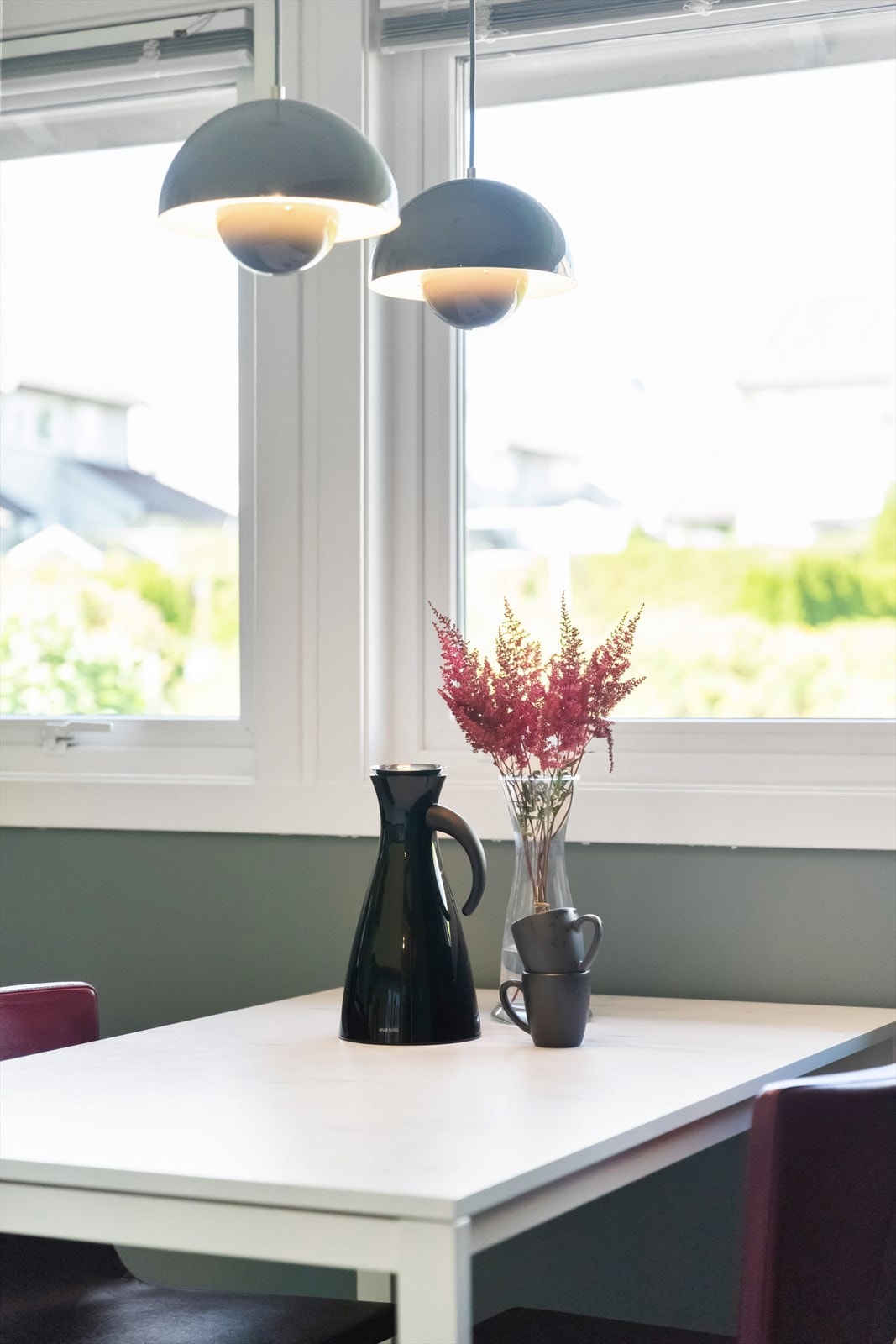 Hyggelig spiseplass ved vindu som vender mot egen gårdsplass Galleribilde