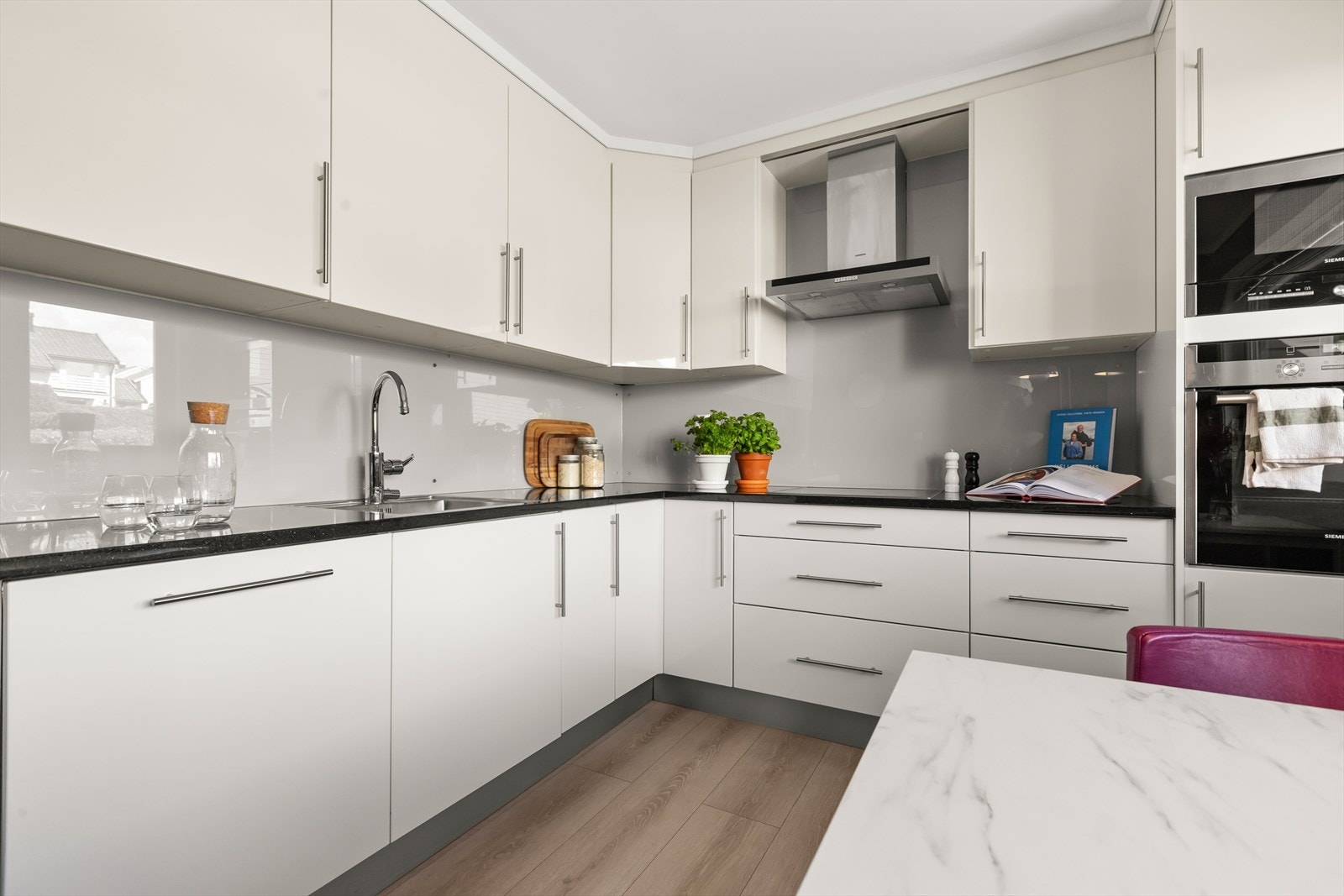 Pent og praktisk kjøkken med svært god skap -og benkeplass. Galleribilde