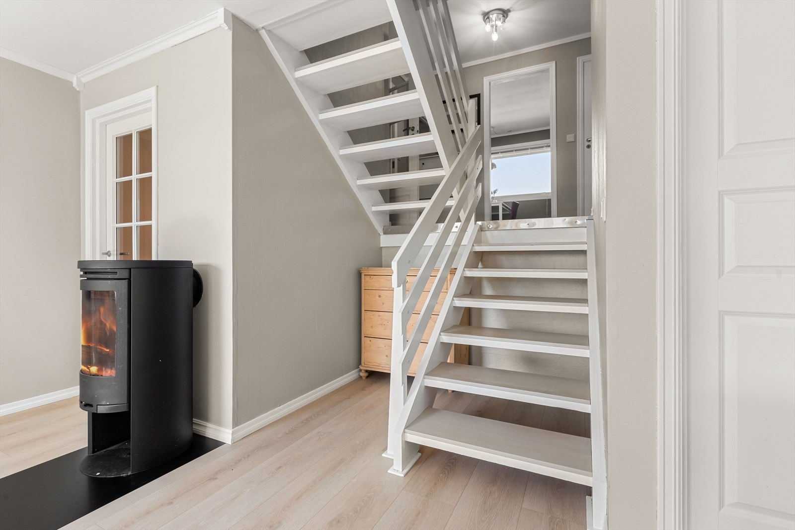 Boligen går over 4 halvetasjer - her på vei opp fra stue til kjøkken Galleribilde