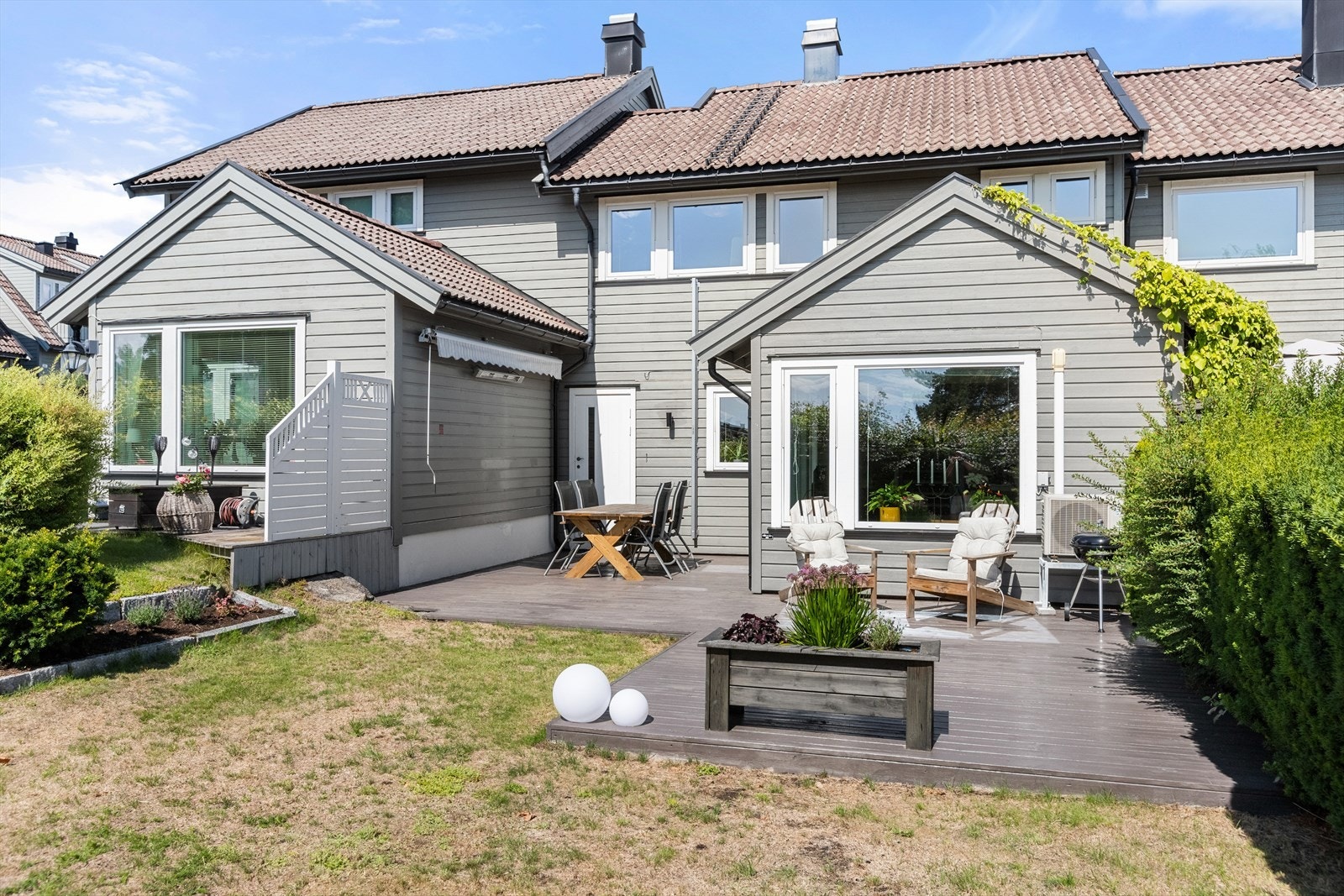 Boligen har solrike uteplasser Galleribilde