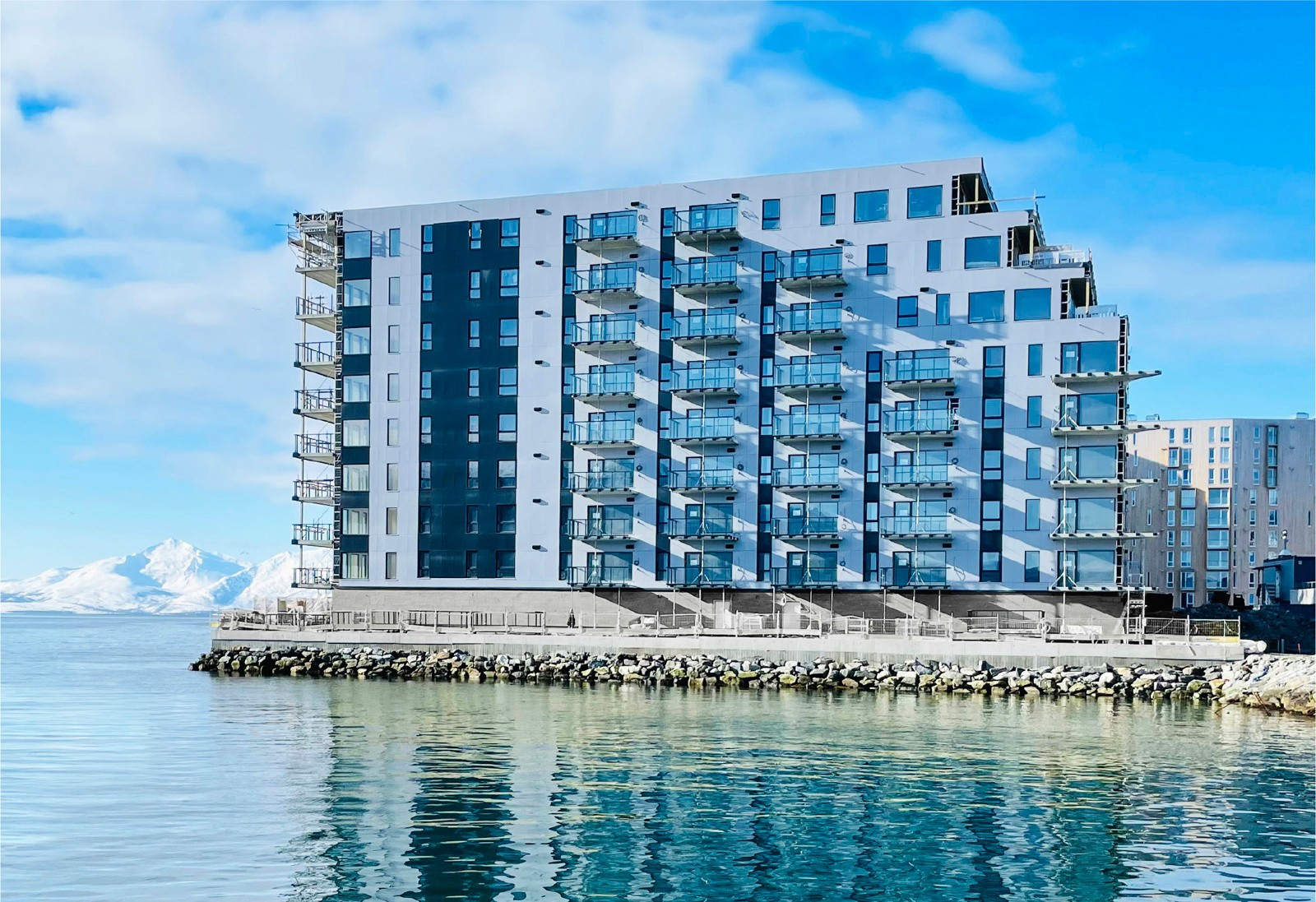 Bo i maritime omgivelser på fantastiske Nyholmen! Leiligheten leveres med smarthus-konsept. Det innebærer at leiligheten får trådløs styring av lys fra egen App på mobil eller nettbrett