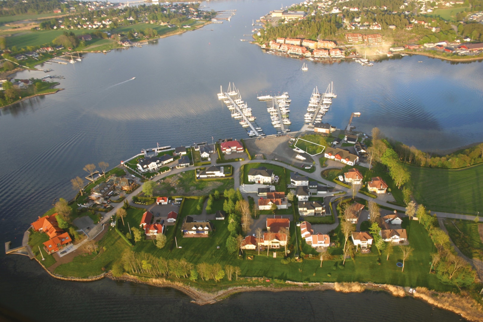 Bilde av Kalvetangen fra vest. Her får du virkelig godfølelsen av å bo tett inn på sjøen. Galleribilde