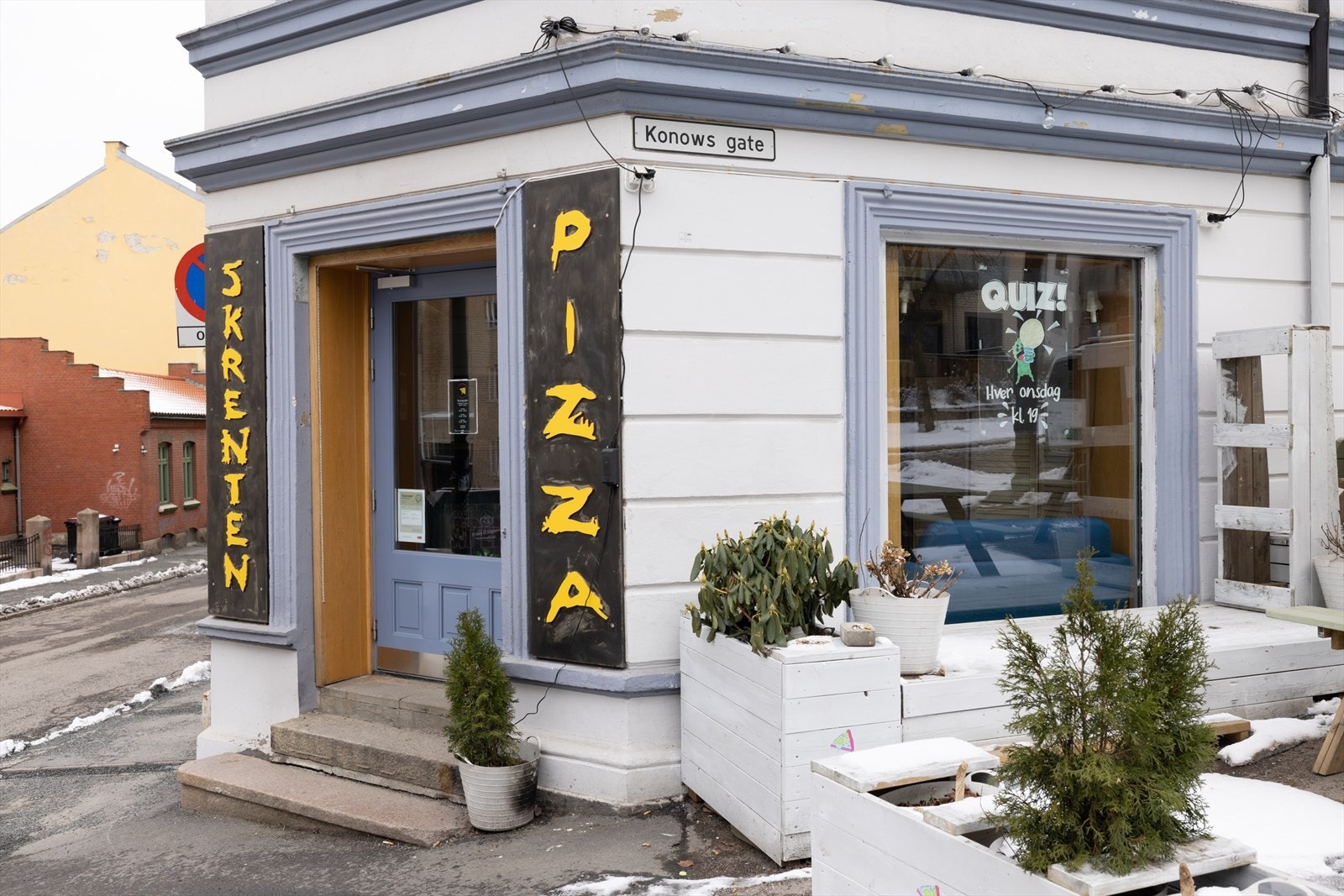 Skrenten Pizza ligger 50 meter unna. Slagordet deres er byens nest beste pizza , mange i nærmiljøet mener de er bedre. De kan friste med restaurant, uteservering, take-away, quiz på onsdager og bydelens beste pizza. Galleribilde