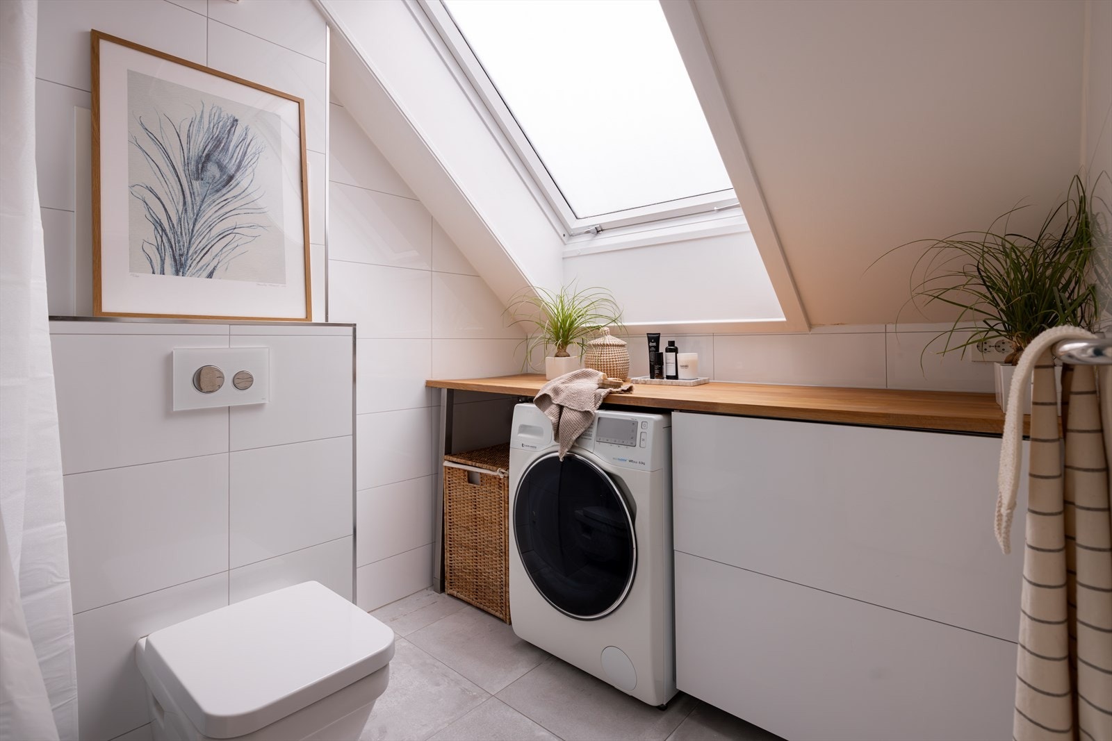 Det innbydende badet ble oppgradert i 2015, med fliser på gulv og vegger. Varme i gulvet er ekstra behagelig på kalde vintermorgener. Galleribilde