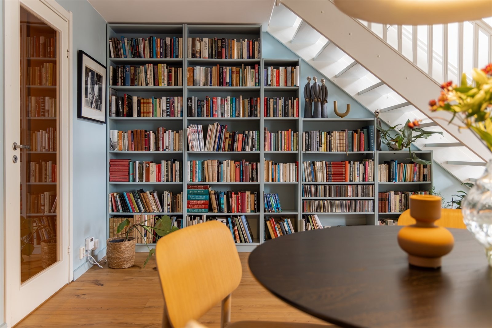 Under trappen er det bygget et nydelig "hjemmebibliotek". Bøker er noe av det beste man kan få. Det er så herlig å fylle hjemmet sitt med historier og fortellinger man virkelig setter pris på. Galleribilde