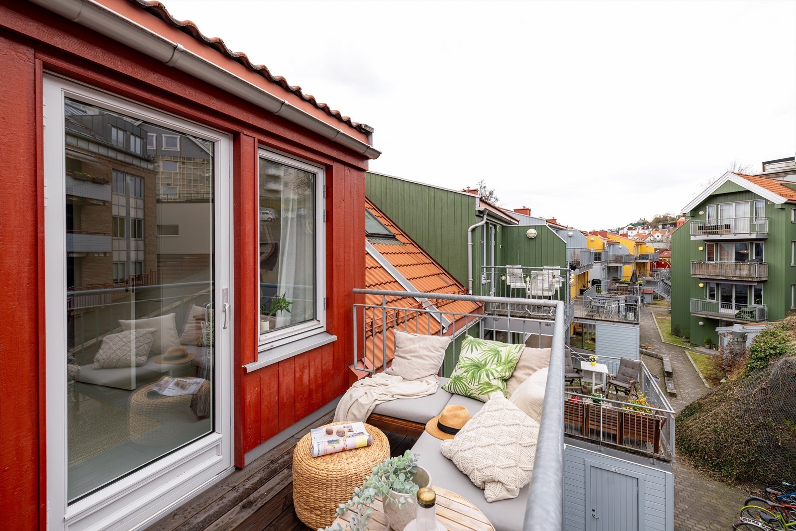 Balkongen gir god plass til eget utemøblement. Her kan du nyte dagens første kaffekopp! Galleribilde