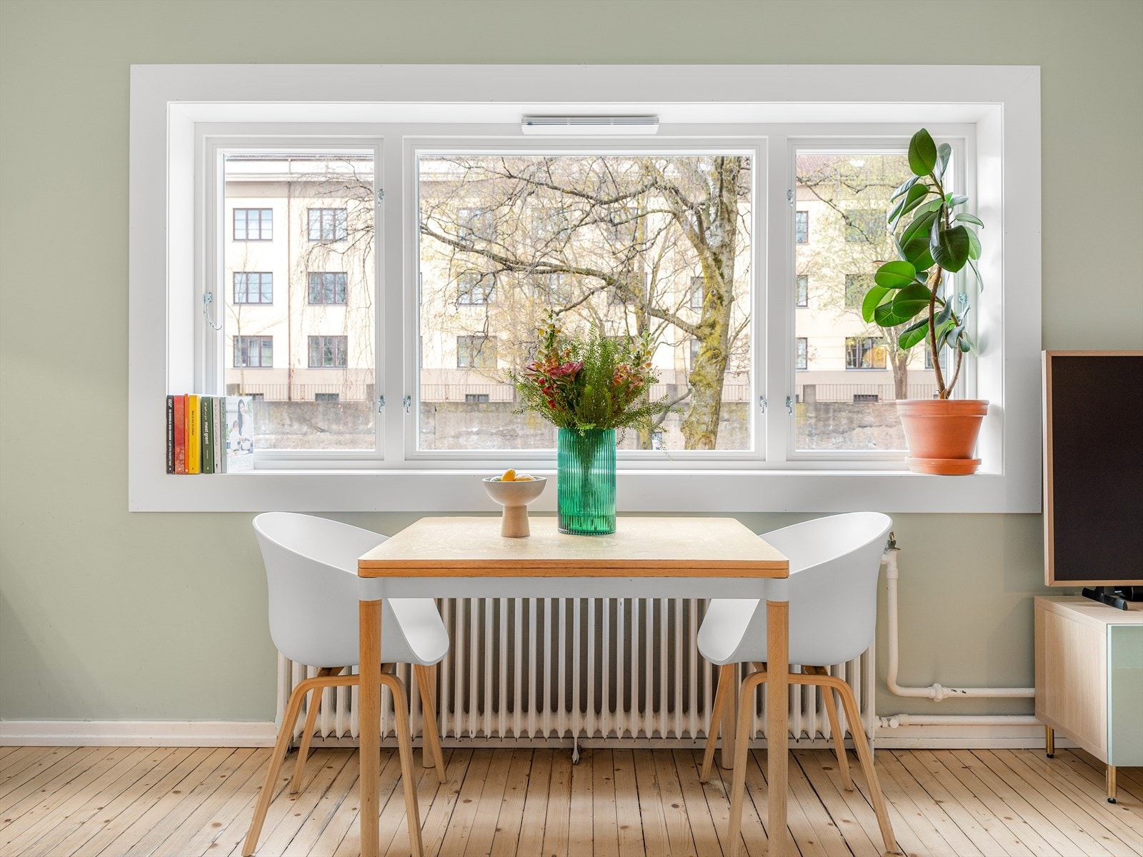 Spisebordet blir det naturlige samlingspunktet når man inviterer venner og familie til hyggelige lag. Galleribilde