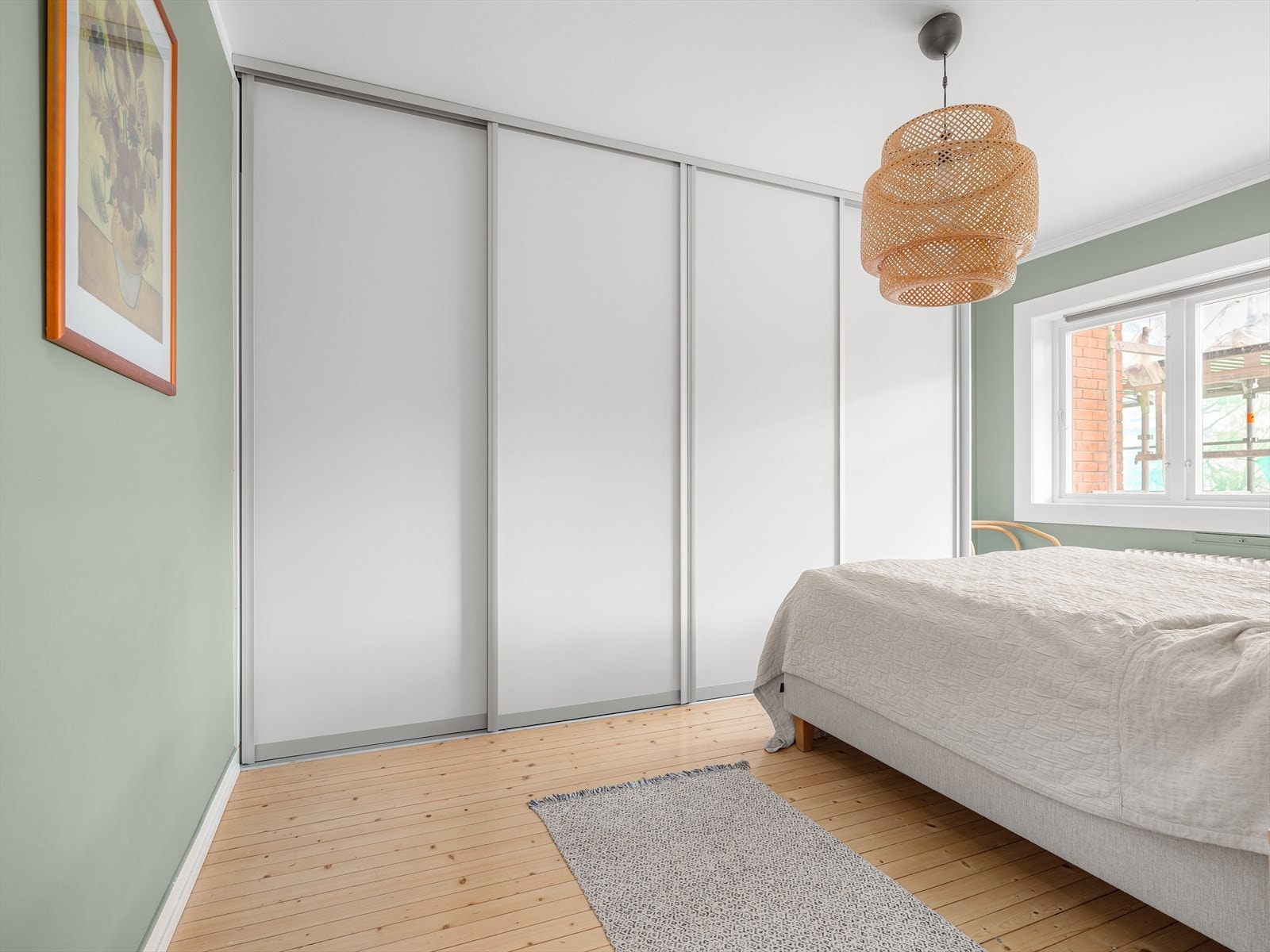 Det er rikelig med oppbevaringsplass i den store skyvedørsgarderoben. Galleribilde