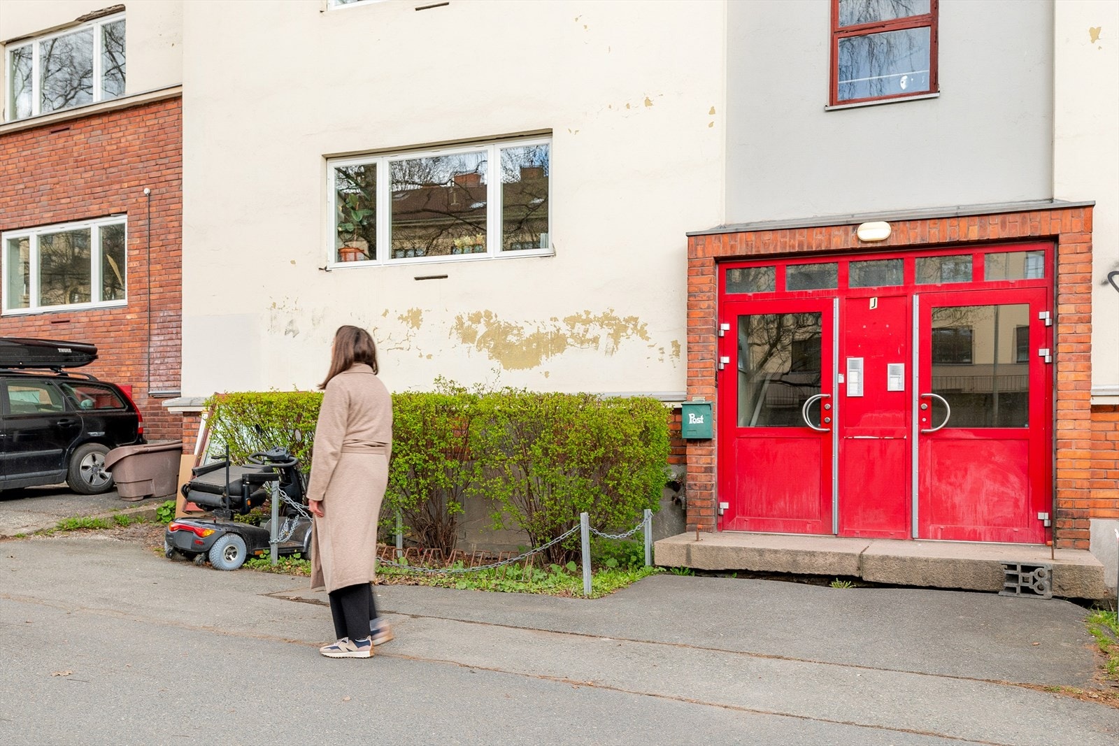 Legg merke til leilighetens beliggenhet i en svært høy 1.etg! Fasadene skal pusses opp i sommer. Galleribilde