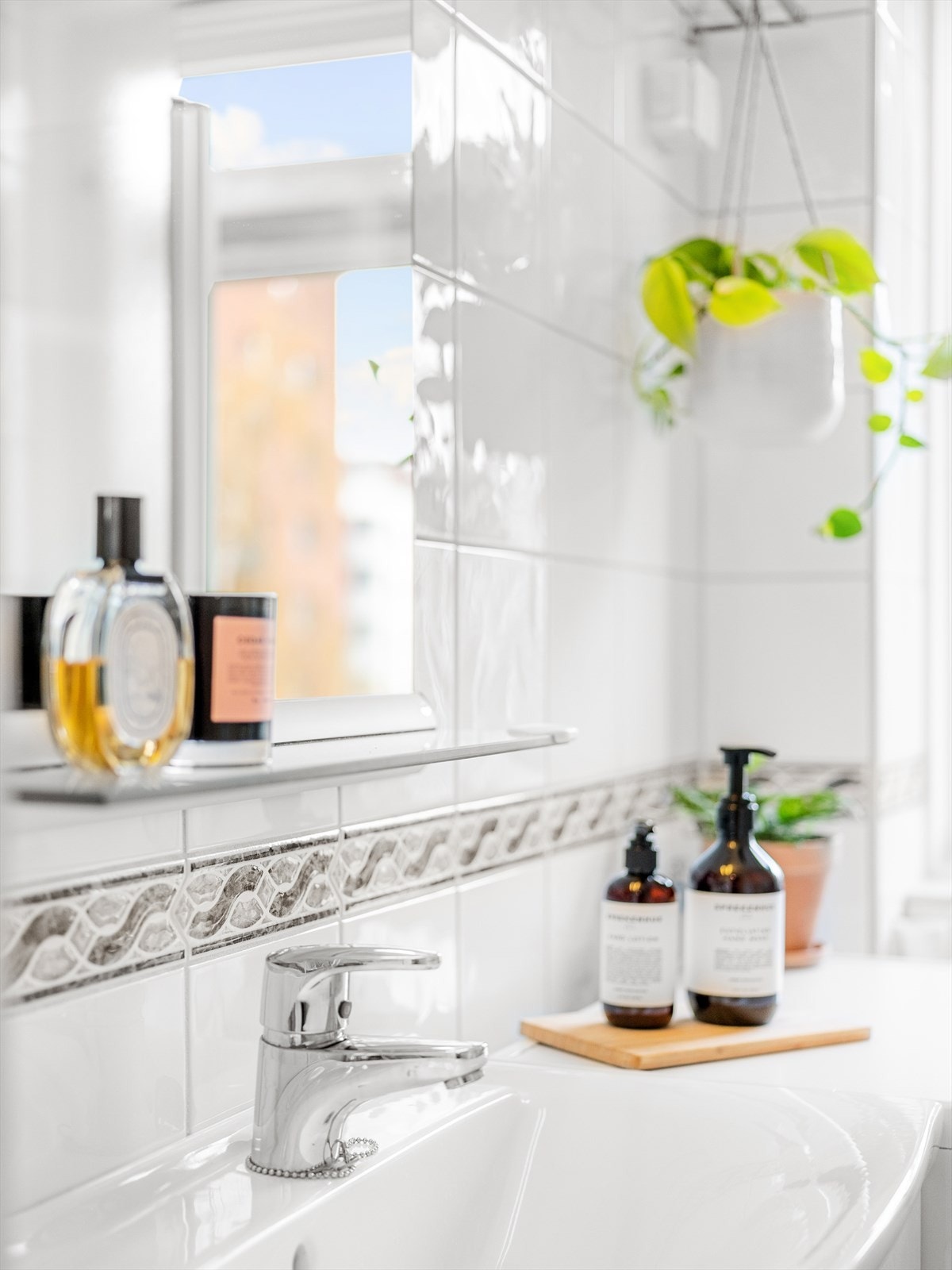 Vinduet gir godt med naturlig lys på badet. Galleribilde