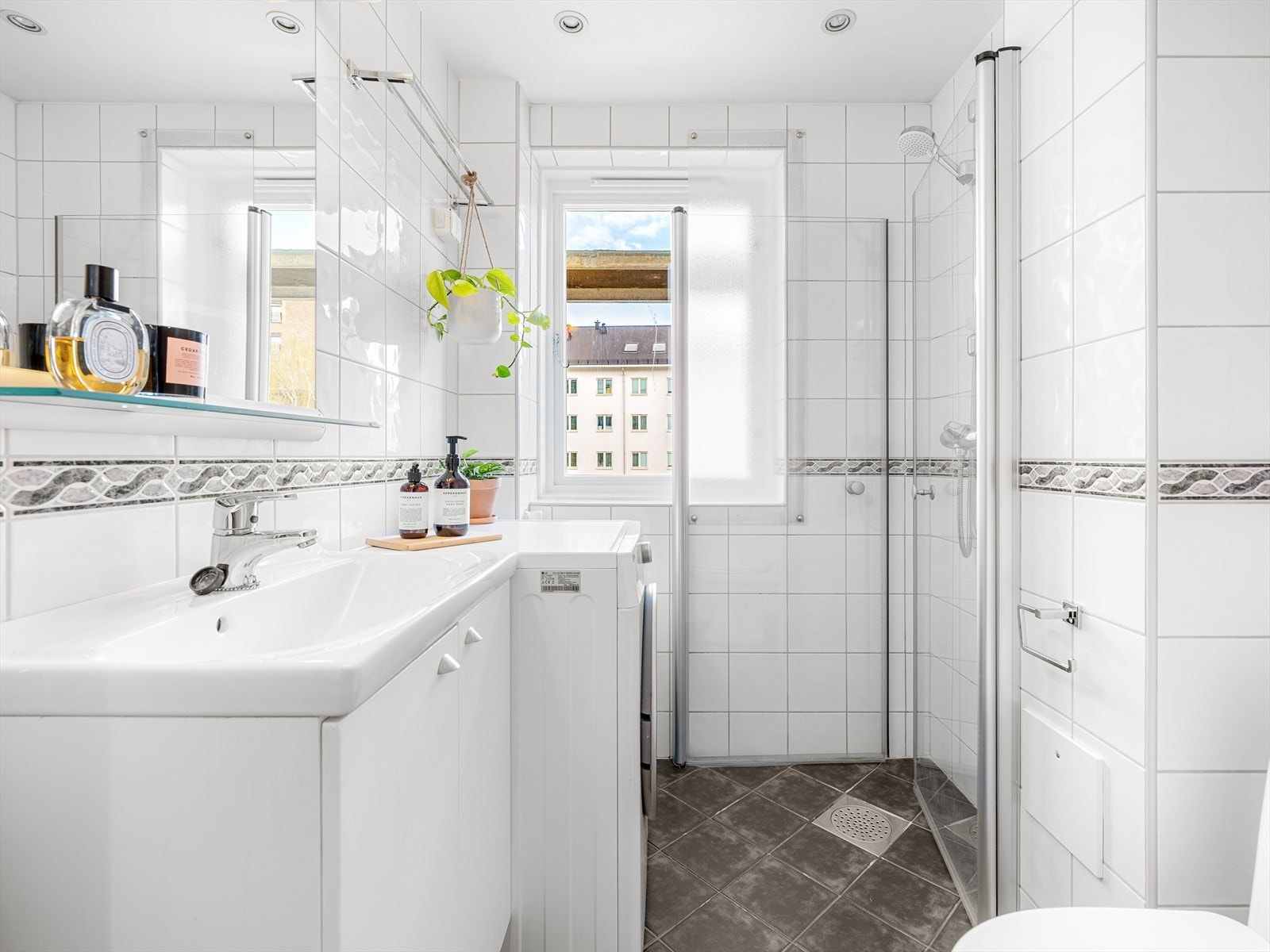 Pent
flislagt bad med opplegg for vaskemaskin og varmekabler i gulvet. Galleribilde