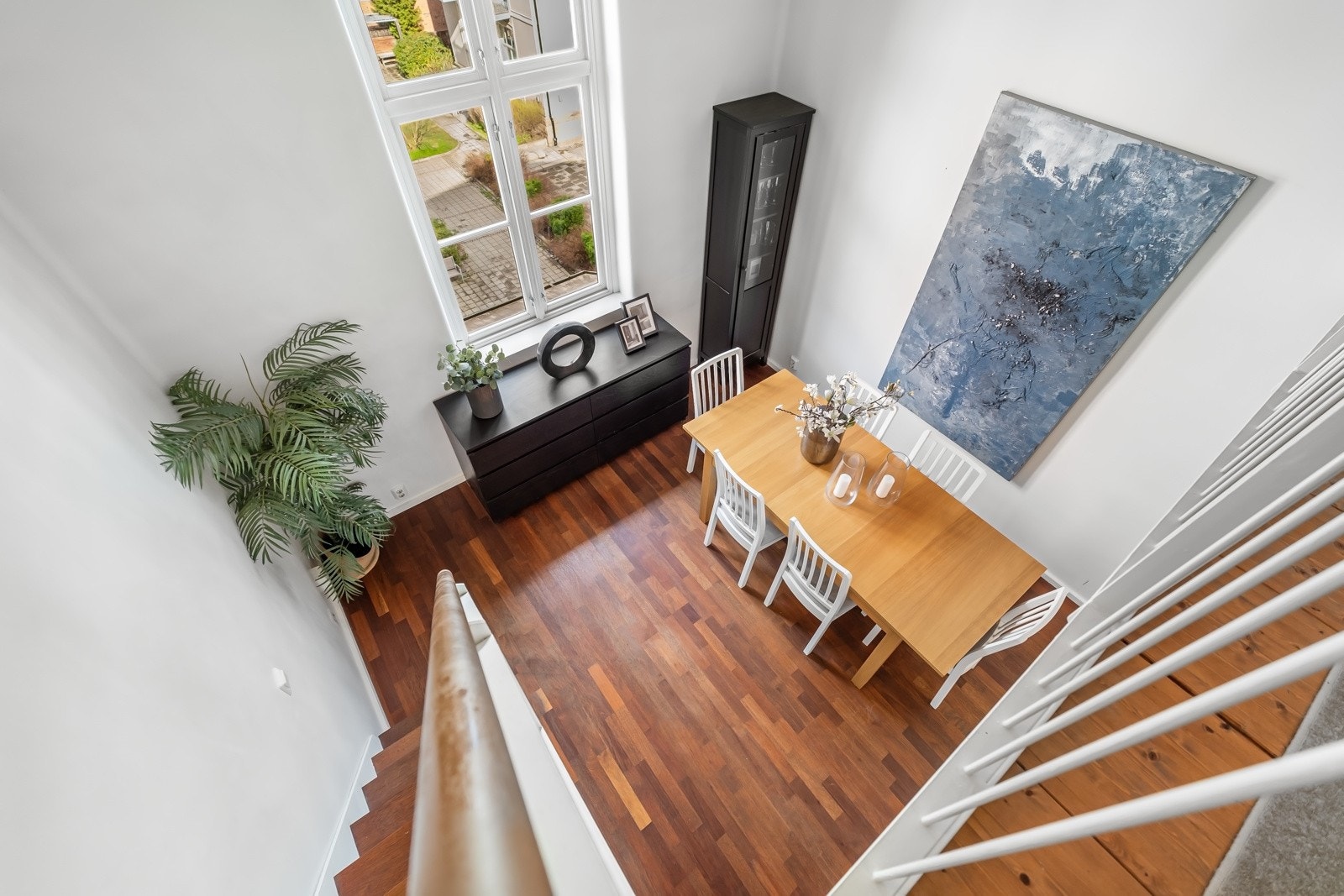 En original 2-roms designleilighet med spennende planløsning med mezzanin/hems, takhøyde opptil 3,66 og kjøkken/bad med italienske detaljer. Galleribilde