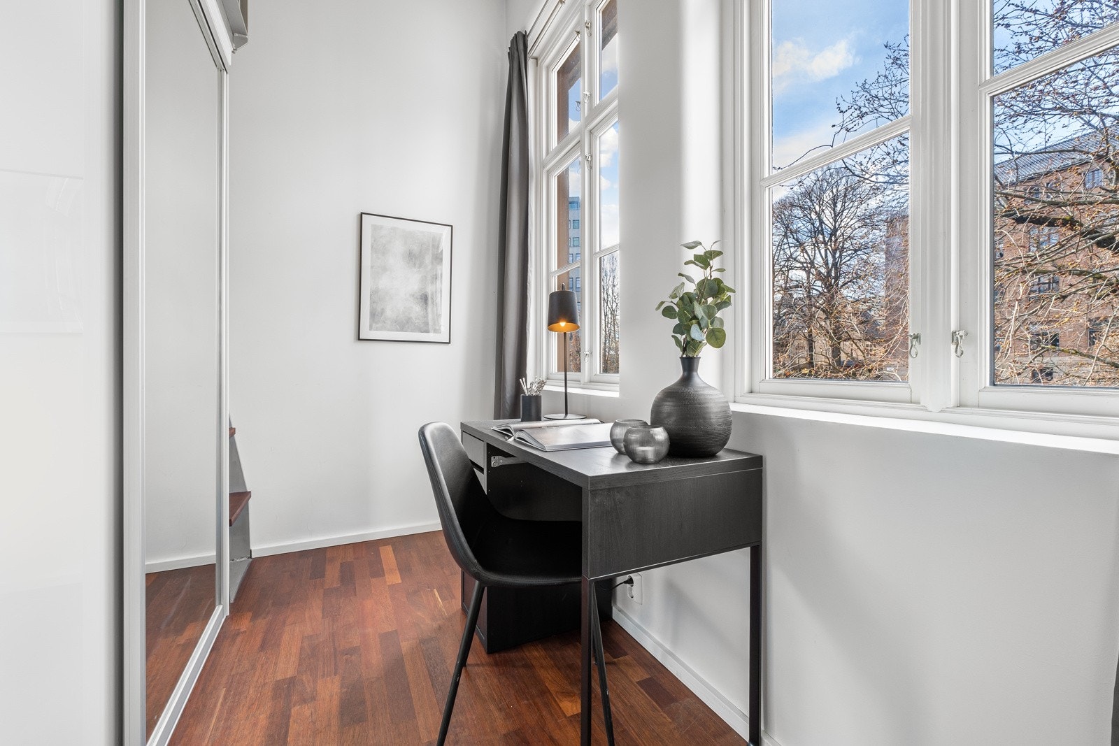 Ved trappeoppgangen er det plass til skrivepult, kommode eller skjenk etc. Galleribilde