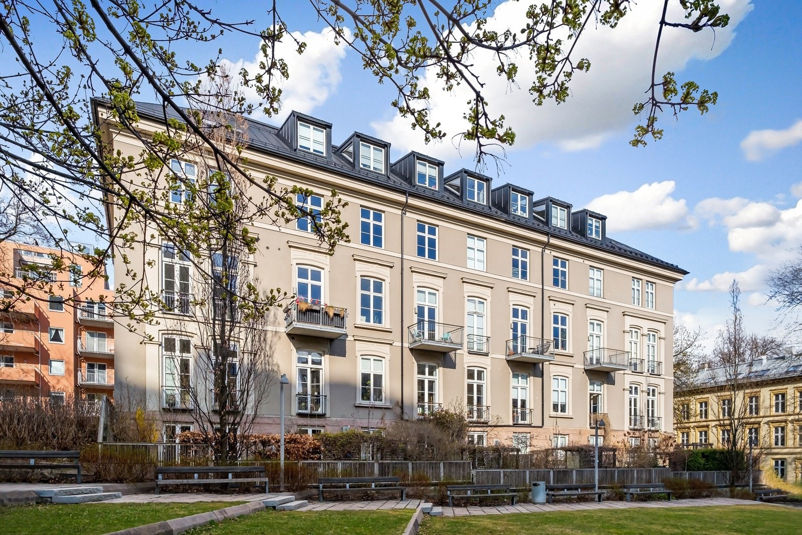Bygningen har em skjermet beliggenhet inne i parken og ligger frodig til. Galleribilde