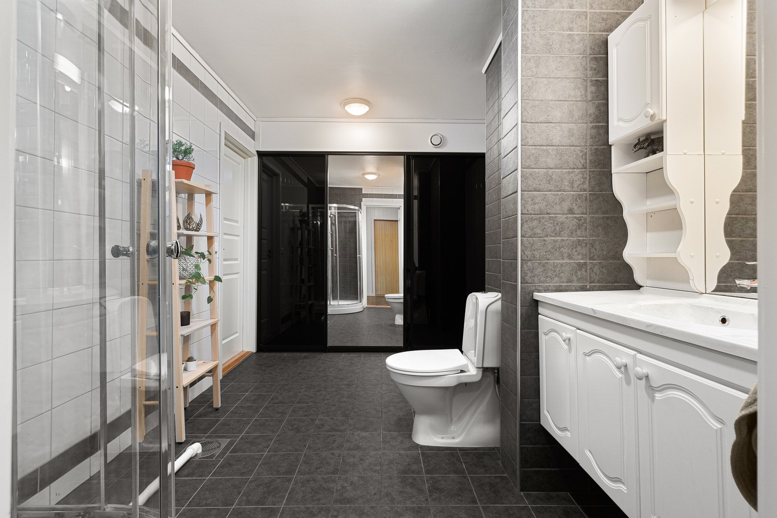 Pent flislagt bad på 10,5m². Galleribilde