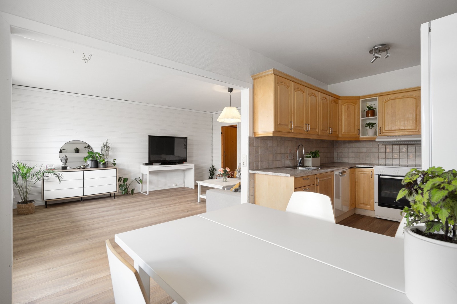 Store vindusflater gjennom hele leiligheten gir rikelig med naturlig lysinnslipp. Galleribilde