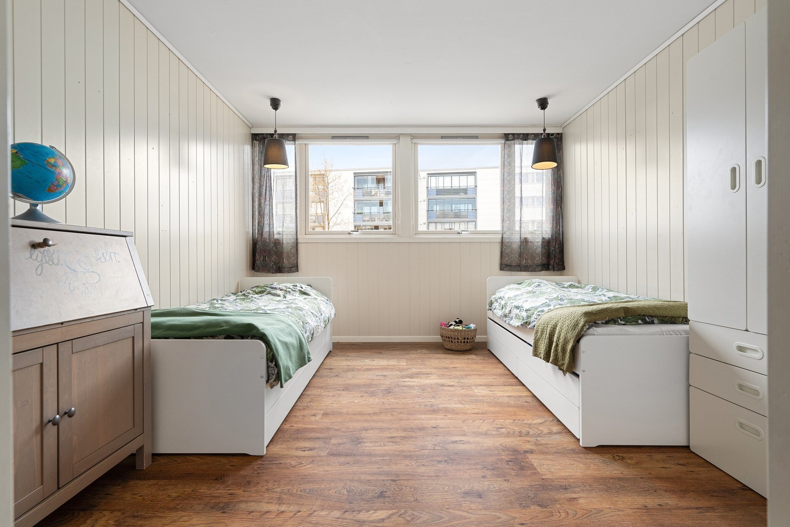 Soverom på 14m² med store vindusflater. Galleribilde