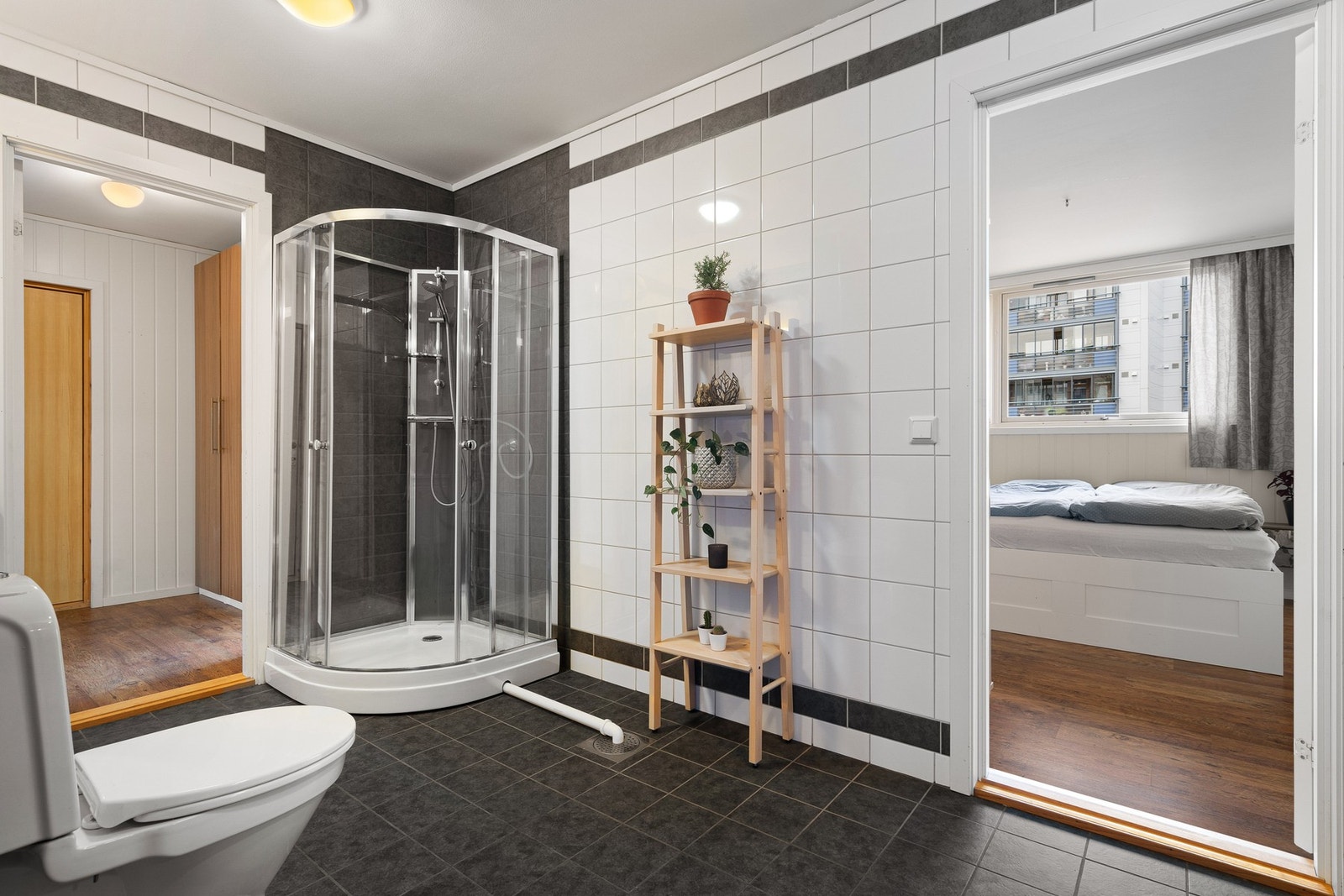 Badet er utstyrt med dusjkabinett og opplegg for vaskemaskin. Galleribilde