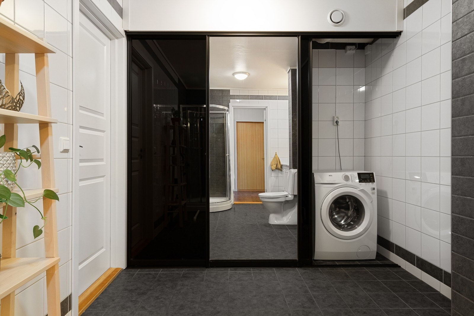 Skjult vaskemaskin i skyvedørsgarderobe. Galleribilde