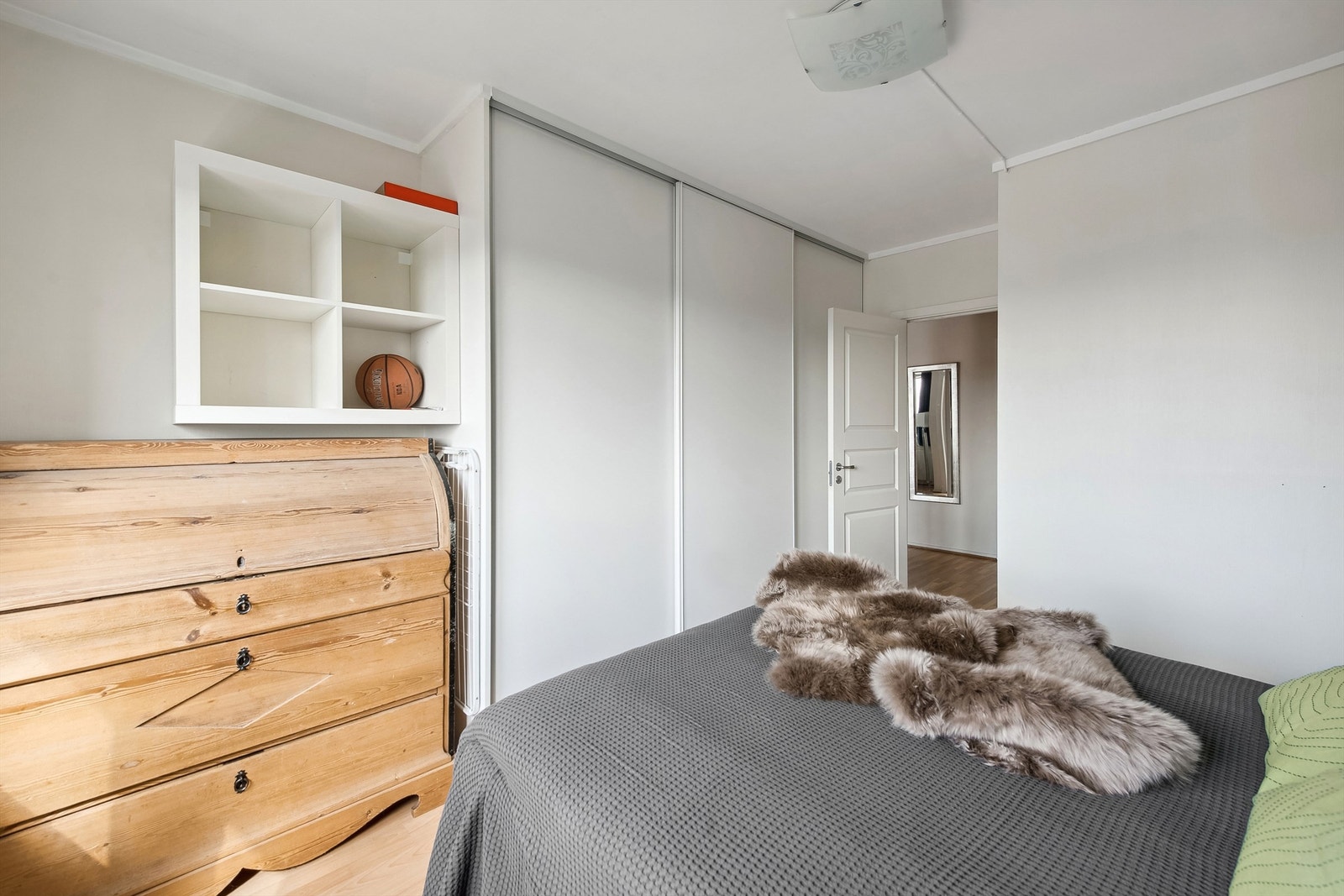 Soverommet er utstyrt med garderobeskap. Galleribilde