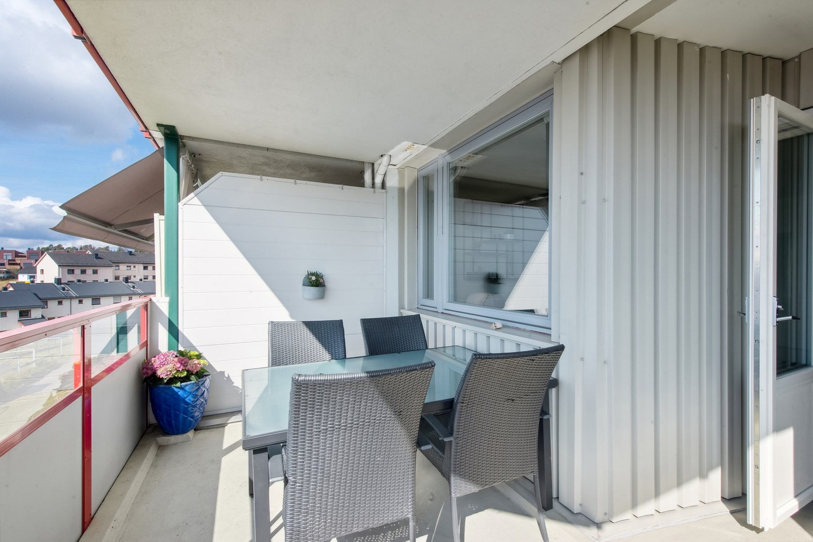 Balkongen har fin plass for hagemøblement Galleribilde