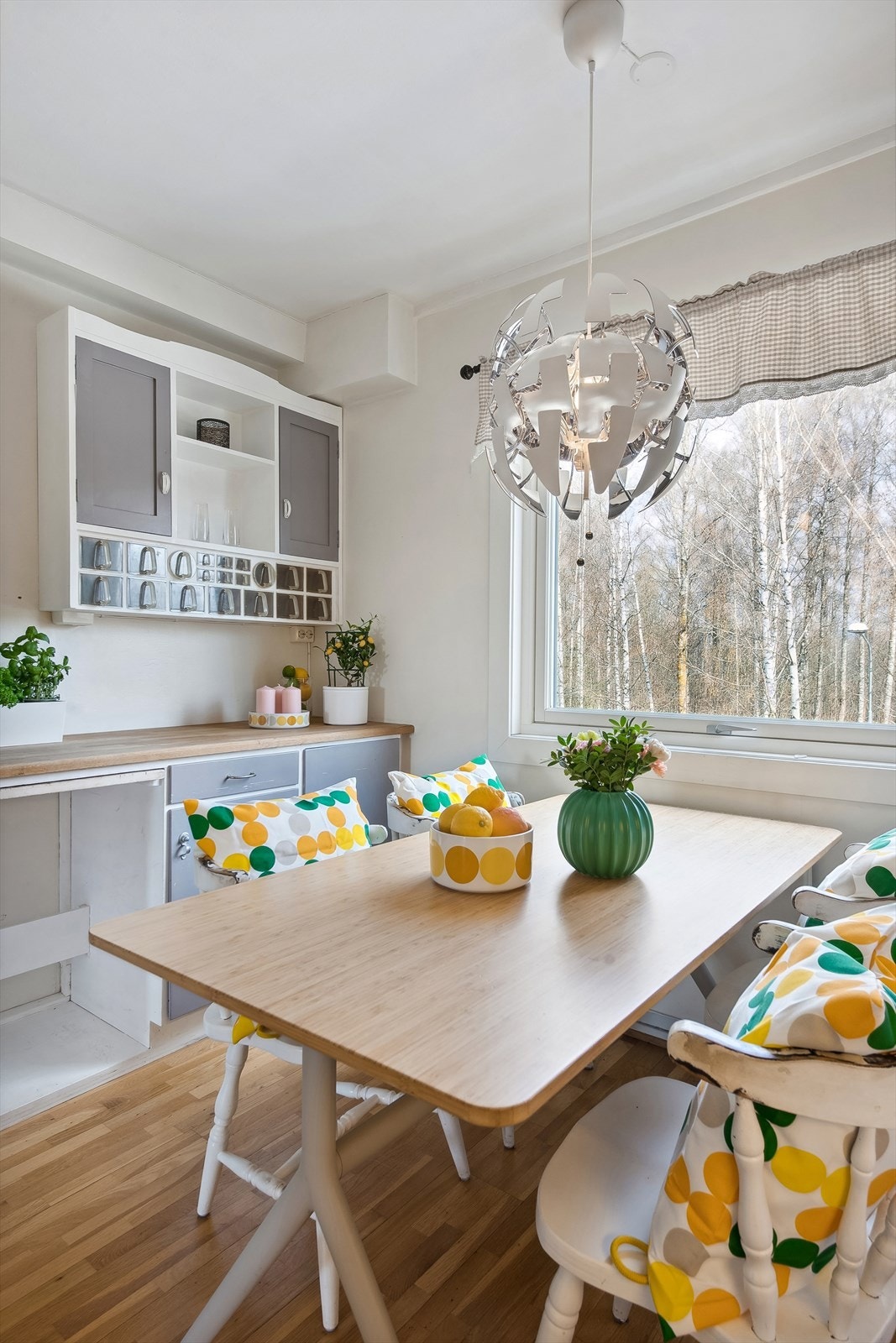 Lys og trivelig spiseplass. Galleribilde