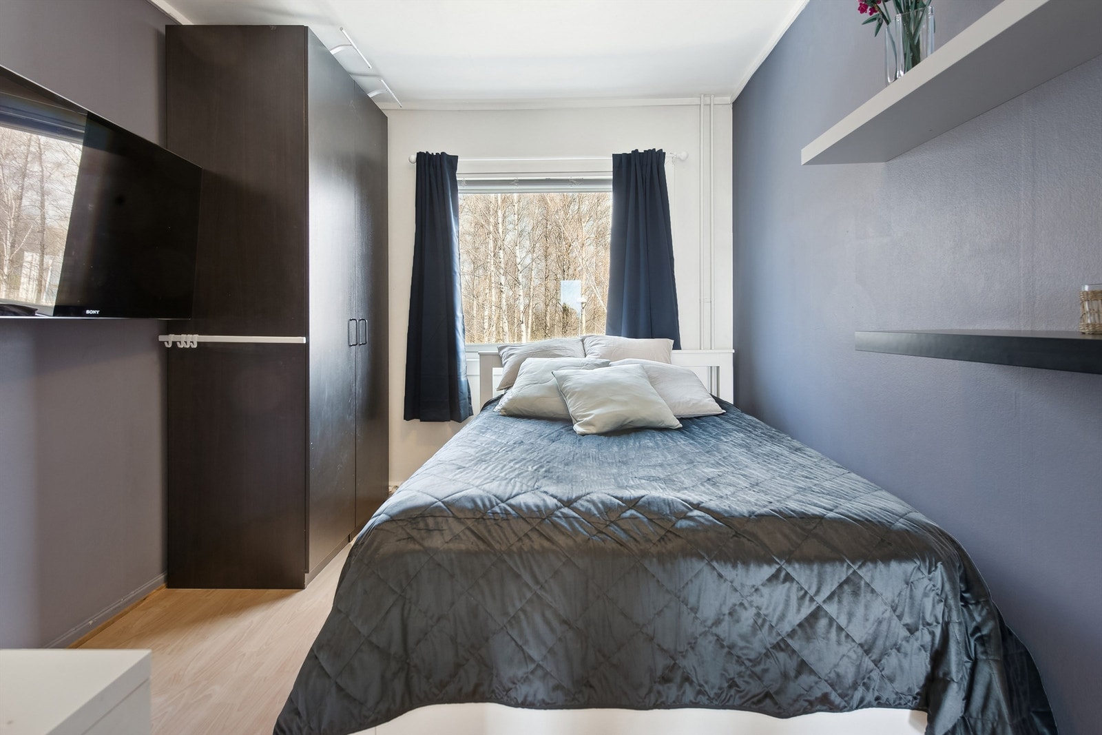 Soverommet er innredet med garderobeskap. Galleribilde