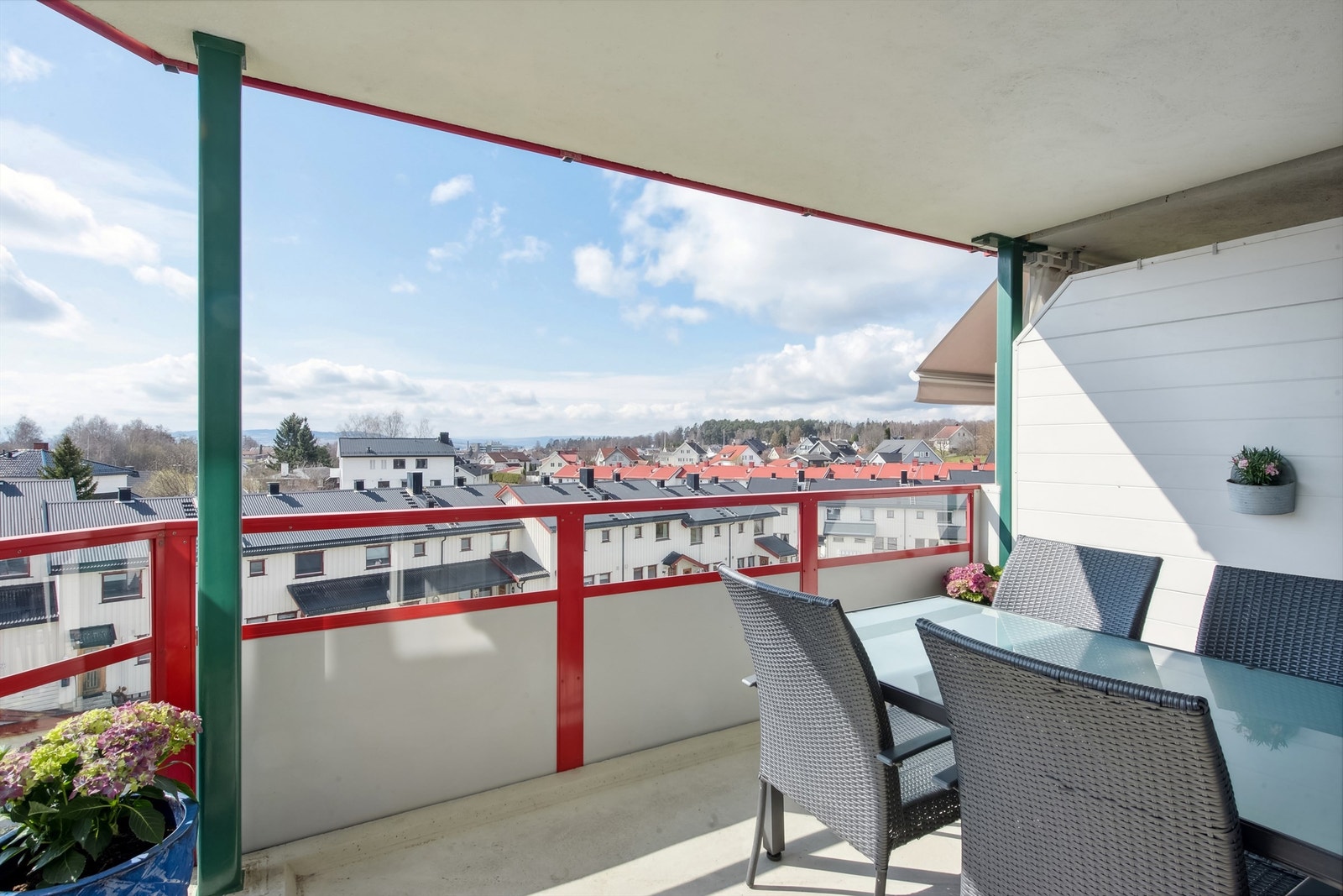 Balkongen oppleves luftig med godt utsyn Galleribilde