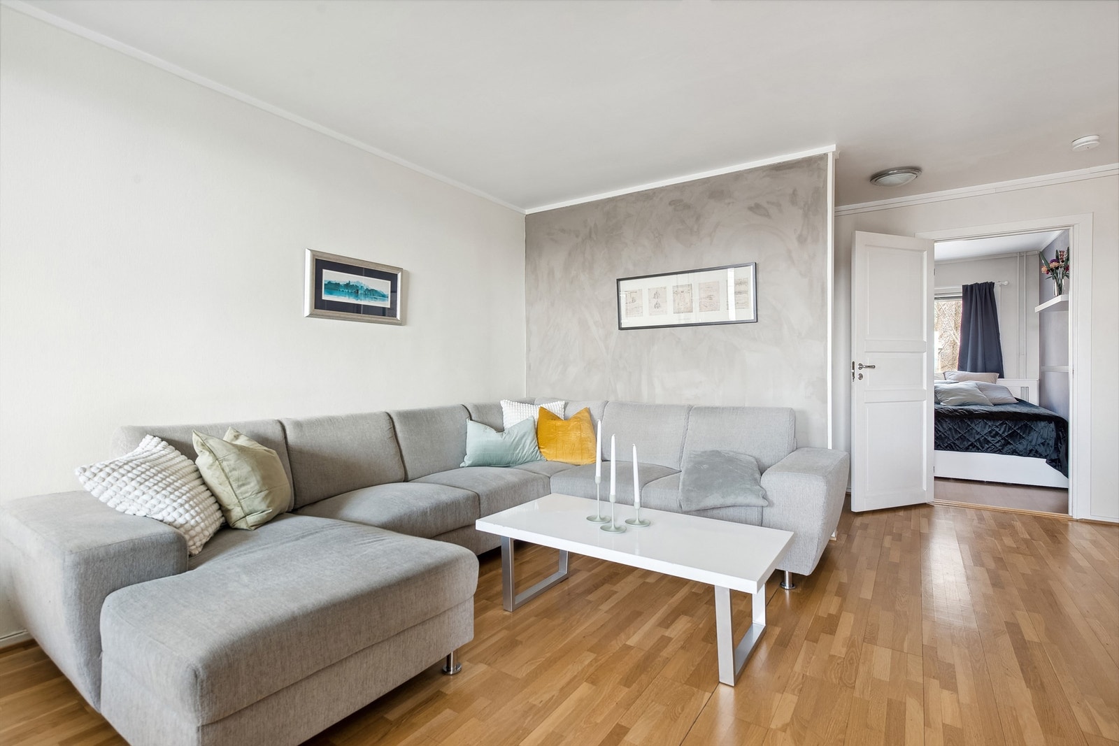 Lys og moderne stue med parkett og elegant, nøytral fargepalett. Galleribilde